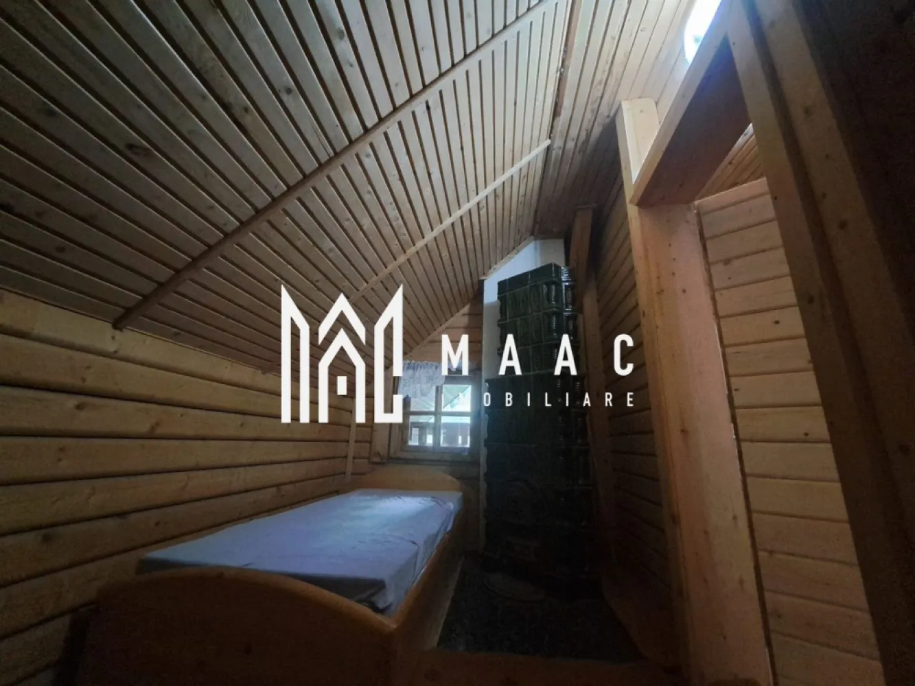 Paradis I Casa de lemn I Transalpina I Sugag - MAAC IMOBILIARE vă propune spre vânzare o casă integral din lemn, cu grinzi și lambriuri interioare, construită pe două niveluri:

Parter: 100 mp (2 camere, baie, bucătărie, scară interioară)
Mansardă: 100 mp (3 camere)
Terase exterioare
Dotări și facilități:
Curent electric (contor Hidroelectrica, tarif redus datorită instalației proprii de transport energie electrică)
Apă din fântână proprie
Instalație sanitară interioară (cabina duș, boiler electric, decantor eco)
Încălzire cu sobe
Teren în suprafață de 1466 mp, împrejmuit, cu acces podet și poartă pentru acces auto
Localizare:
La 1 km de Sugag, pe Transalpina (DN67C)
Acces permanent pe tot parcursul anului
Aspecte juridice și tehnice:
Acte la zi, imobil înregistrat la Primăria Sugag cu număr de casă
Certificat energetic
Construcție realizată conform prevederilor Green Deal privind materialele utilizate
Pentru mai multe detalii precizati telefonic ca ati vazut anuntul cu ID CP2948934
