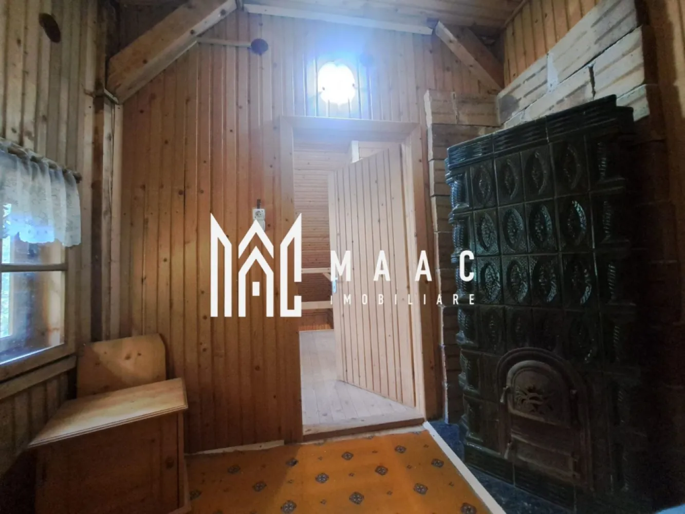 Paradis I Casa de lemn I Transalpina I Sugag - MAAC IMOBILIARE vă propune spre vânzare o casă integral din lemn, cu grinzi și lambriuri interioare, construită pe două niveluri:

Parter: 100 mp (2 camere, baie, bucătărie, scară interioară)
Mansardă: 100 mp (3 camere)
Terase exterioare
Dotări și facilități:
Curent electric (contor Hidroelectrica, tarif redus datorită instalației proprii de transport energie electrică)
Apă din fântână proprie
Instalație sanitară interioară (cabina duș, boiler electric, decantor eco)
Încălzire cu sobe
Teren în suprafață de 1466 mp, împrejmuit, cu acces podet și poartă pentru acces auto
Localizare:
La 1 km de Sugag, pe Transalpina (DN67C)
Acces permanent pe tot parcursul anului
Aspecte juridice și tehnice:
Acte la zi, imobil înregistrat la Primăria Sugag cu număr de casă
Certificat energetic
Construcție realizată conform prevederilor Green Deal privind materialele utilizate
Pentru mai multe detalii precizati telefonic ca ati vazut anuntul cu ID CP2948934