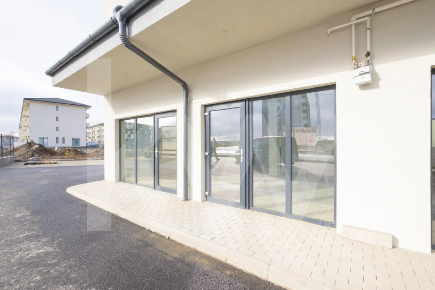 Spațiu comercial, finisat, vitrina, parcare – Doamna Stanca–Dedeman, disponibil acum - Vă propun spre închiriere un spațiu comercial situat la parterul unui bloc nou, finalizat în 2025, în zona Doamna Stanca – Dedeman, una dintre cele mai dinamice artere comerciale din zonă.Spațiul are o suprafață utilă de 64 mp, este compartimentat și finisat, fiind pregătit pentru preluare imediată. Accesul se realizează direct din strada Doamna Stanca, prin două uși de intrare, oferind vizibilitate excelentă și flux natural de clienți.&nbsp;Beneficiază de 1 loc de parcare dedicat și acces la parcările disponibile ale ansamblului rezidențial. Este potrivit pentru o gamă largă de activități: – farmacie – salon de înfrumusețare (barber, frizerie, cosmetică, manichiură) – sediu firmă – magazin alimentar – showroom – magazin piese auto – centru de recoltare analize – alte activități comerciale sau de servicii.Chiriașul beneficiază de 30 de zile perioadă de grație pentru amenajare și obținerea autorizațiilor. Se solicită garanție echivalentă cu 2 luni de chirie. Spațiul este disponibil imediat.&nbsp;Contactați-mă pentru vizionare și pentru a vă asigura cel mai potrivit loc pentru dezvoltarea afacerii dumneavoastră.Razvan Radomir - Keller Williams Sibiu