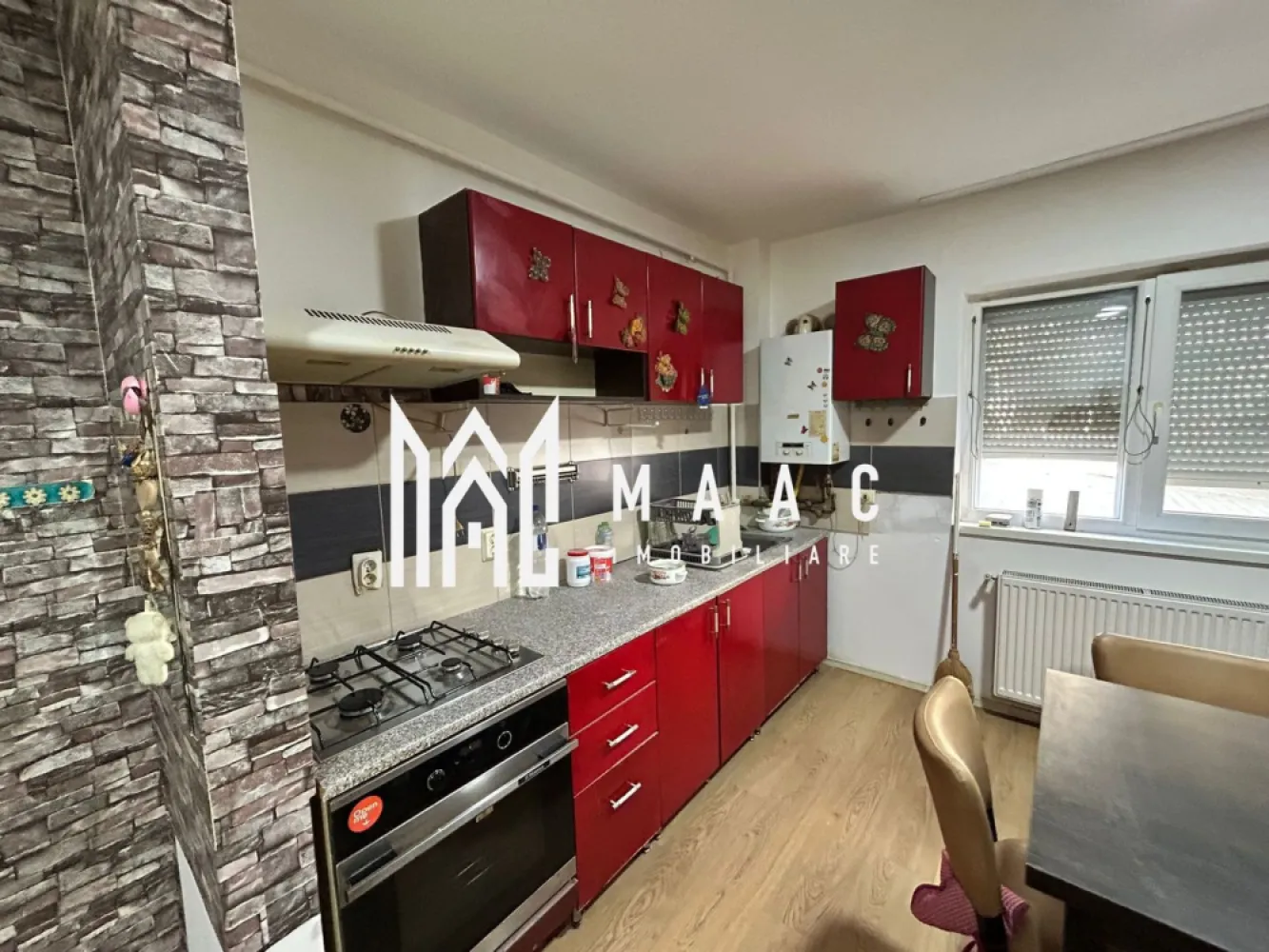 Apartament 2 camere | Mobilat și utilat | Boxă | 33,5 MPU | Gușterița - Maac Imobiliare prezintă spre vânzare un apartament cochet cu 2 camere, situat la demisolul unui imobil amplasat într-o zonă în continuă dezvoltare, în cartierul Gușterița.

Locuința are o suprafață utilă de 33,5 mp și este compartimentată eficient astfel:

Living cu bucătărie open-space

Dormitor matrimonial

Baie cu geam de aerisire

Hol

În plus, apartamentul dispune de o boxă la subsol de aproximativ 4 mp, ideală pentru depozitare.

Avantaje:

Se vinde mobilat și utilat, fiind pregătit pentru mutare imediată

Zonă liniștită, în plină dezvoltare

Acces facil către oraș

În apropiere de mijloace de transport, magazine și alte facilități urbane

Pentru mai multe detalii sau pentru programarea unei vizionări, precizați telefonic că ați văzut anunțul cu ID: CP2948739.