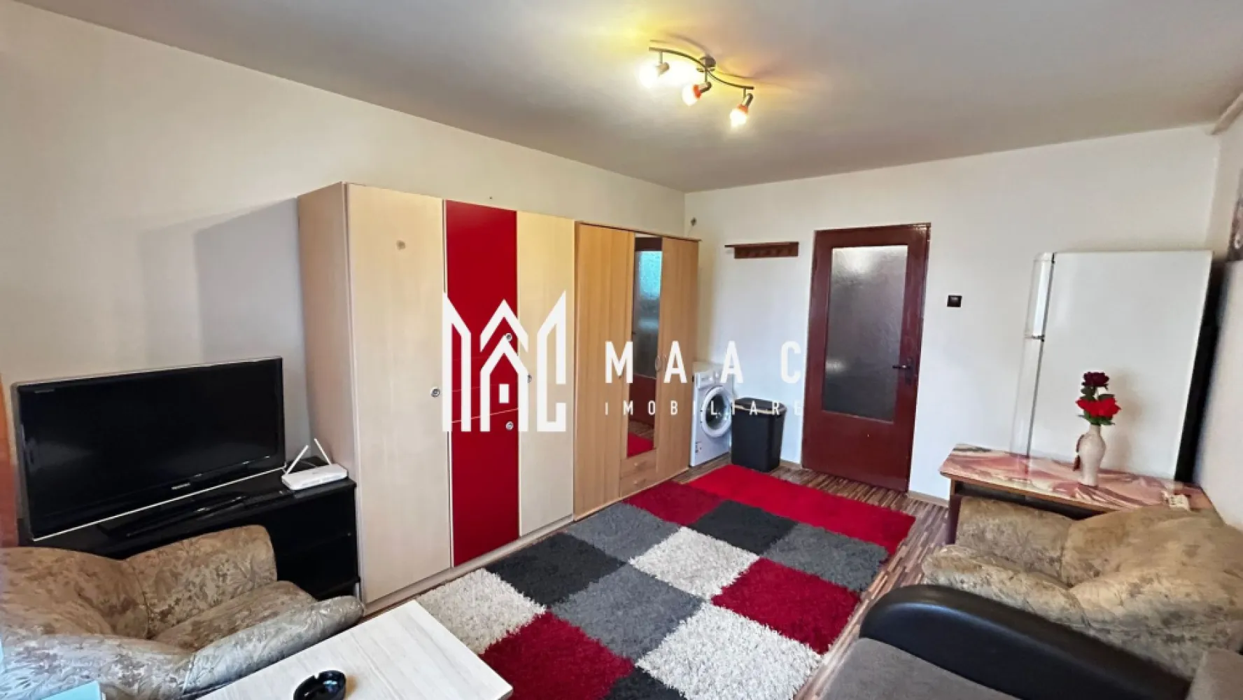 Garsonieră | Ideală investiție | Mobilată și utilată | Lazaret - Maac Imobiliare prezintă spre vânzare o garsonieră situată în cartierul Lazaret, într-o zonă cu străzi asfaltate și iluminat public, cu acces facil către centrul orașului și în apropierea principalelor puncte de interes.

În imediata vecinătate se regăsesc spații comerciale, farmacie, instituții de învățământ, instituții financiar-bancare, stații de taxi și mijloace de transport în comun.

Garsoniera este amplasată la etajul 4 al unui imobil cu 5 etaje, construit în anul 1980, și este compartimentată astfel:

Cameră

Chicineta

Baie

Dotări și finisaje:

Uși din lemn

Parchet laminat

Ferestre termopan

Încălzire pe gaz cu convector

Boiler pentru apă caldă

Pentru mai multe detalii sau pentru programarea unei vizionări, precizați telefonic că ați văzut anunțul cu ID: CP2947013.