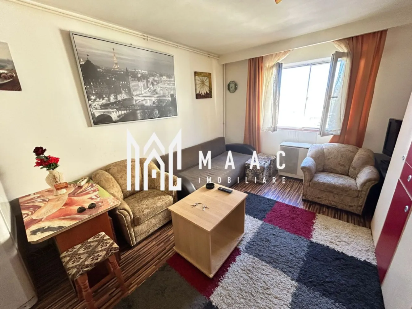 Garsonieră | Ideală investiție | Mobilată și utilată | Lazaret - Maac Imobiliare prezintă spre vânzare o garsonieră situată în cartierul Lazaret, într-o zonă cu străzi asfaltate și iluminat public, cu acces facil către centrul orașului și în apropierea principalelor puncte de interes.

În imediata vecinătate se regăsesc spații comerciale, farmacie, instituții de învățământ, instituții financiar-bancare, stații de taxi și mijloace de transport în comun.

Garsoniera este amplasată la etajul 4 al unui imobil cu 5 etaje, construit în anul 1980, și este compartimentată astfel:

Cameră

Chicineta

Baie

Dotări și finisaje:

Uși din lemn

Parchet laminat

Ferestre termopan

Încălzire pe gaz cu convector

Boiler pentru apă caldă

Pentru mai multe detalii sau pentru programarea unei vizionări, precizați telefonic că ați văzut anunțul cu ID: CP2947013.