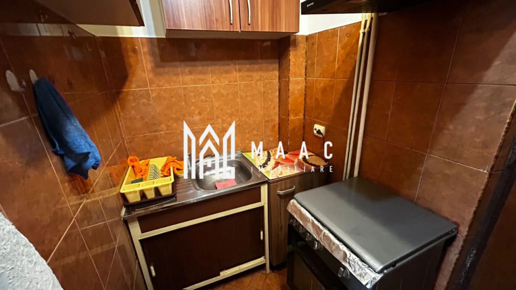 Garsonieră | Ideală investiție | Mobilată și utilată | Lazaret - Maac Imobiliare prezintă spre vânzare o garsonieră situată în cartierul Lazaret, într-o zonă cu străzi asfaltate și iluminat public, cu acces facil către centrul orașului și în apropierea principalelor puncte de interes.

În imediata vecinătate se regăsesc spații comerciale, farmacie, instituții de învățământ, instituții financiar-bancare, stații de taxi și mijloace de transport în comun.

Garsoniera este amplasată la etajul 4 al unui imobil cu 5 etaje, construit în anul 1980, și este compartimentată astfel:

Cameră

Chicineta

Baie

Dotări și finisaje:

Uși din lemn

Parchet laminat

Ferestre termopan

Încălzire pe gaz cu convector

Boiler pentru apă caldă

Pentru mai multe detalii sau pentru programarea unei vizionări, precizați telefonic că ați văzut anunțul cu ID: CP2947013.