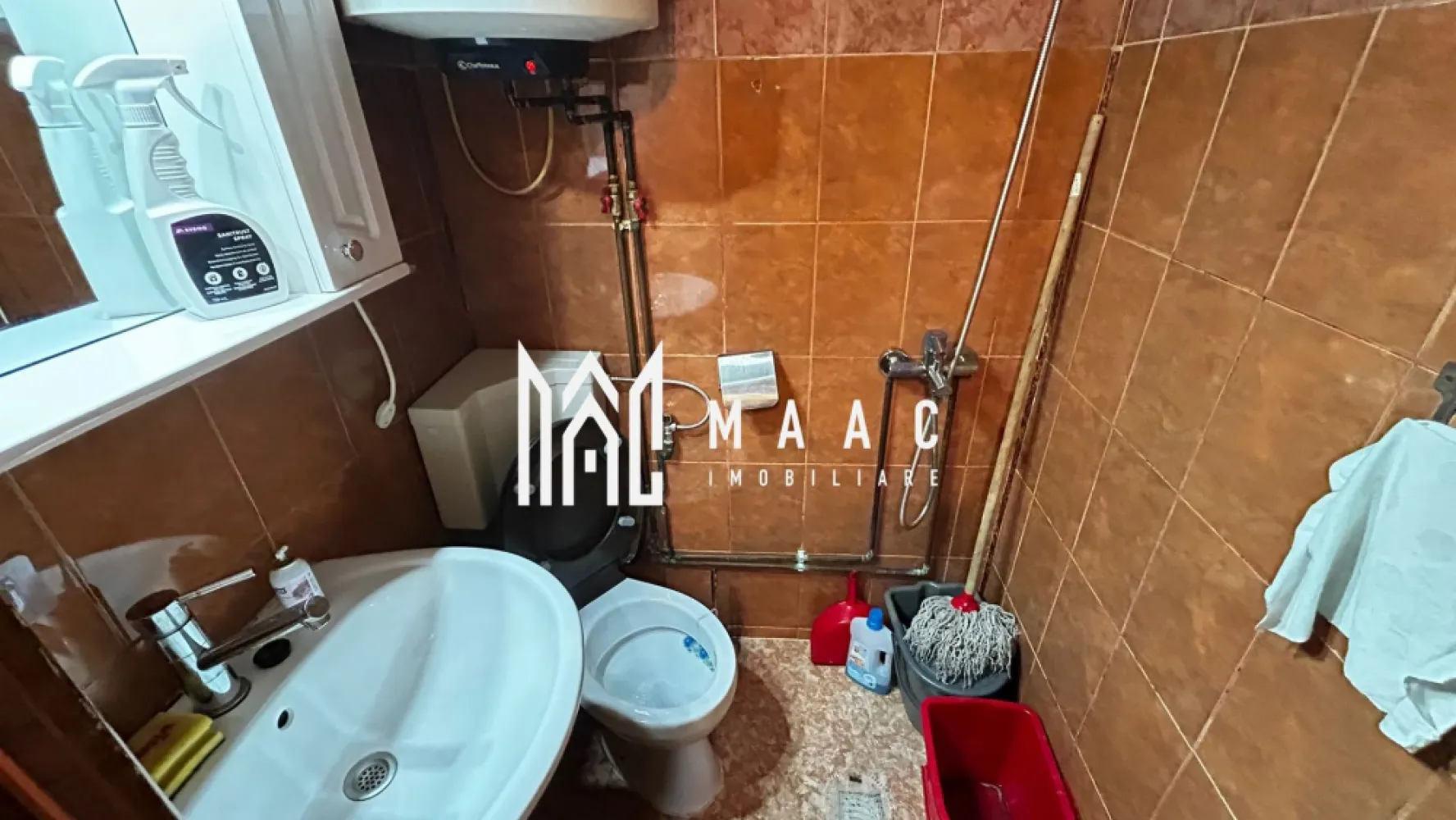 Garsonieră | Ideală investiție | Mobilată și utilată | Lazaret - Maac Imobiliare prezintă spre vânzare o garsonieră situată în cartierul Lazaret, într-o zonă cu străzi asfaltate și iluminat public, cu acces facil către centrul orașului și în apropierea principalelor puncte de interes.

În imediata vecinătate se regăsesc spații comerciale, farmacie, instituții de învățământ, instituții financiar-bancare, stații de taxi și mijloace de transport în comun.

Garsoniera este amplasată la etajul 4 al unui imobil cu 5 etaje, construit în anul 1980, și este compartimentată astfel:

Cameră

Chicineta

Baie

Dotări și finisaje:

Uși din lemn

Parchet laminat

Ferestre termopan

Încălzire pe gaz cu convector

Boiler pentru apă caldă

Pentru mai multe detalii sau pentru programarea unei vizionări, precizați telefonic că ați văzut anunțul cu ID: CP2947013.