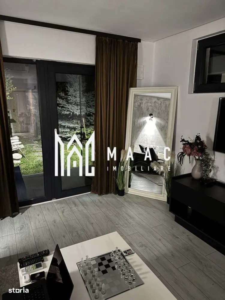 Casă 2 camere-curte și terasă | Zona Parcul Sub Arini - MAAC Imobiliare vă propune spre închiriere o proprietate cochetă, recent renovată și mobilată complet, ideală pentru 1–2 persoane. Casa este situată într-una dintre cele mai frumoase și verzi zone ale orașului – Parcul Sub Arini, oferind liniște și confort la doar câteva minute de centrul Sibiului.

 Detalii proprietate:
Suprafață utilă: 55 mp
Compartimentare: 2 camere – dormitor spațios, living cu zonă de dining
Bucătărie complet utilată
Baie modernă 
Dressing separat

 Spații exterioare:
Curte privată de ~35 mp, delimitată de vegetație și arbori pentru intimitate
Terasă de 15 mp dotată cu încălzitor
Acces printr-o curte comună și o mini-grădină la intrare

 Locuință luminoasă, modern amenajată, cu un cadru confortabil și primitor
 Ideală pentru 1–2 persoane (fără animale de companie)
 Locație excelentă – aproape de parc, zone de recreere, mijloace de transport și centrul orașului

📞 Contactează echipa MAAC Imobiliare pentru mai multe detalii sau pentru a programa o vizionare, menționează CP2949038!