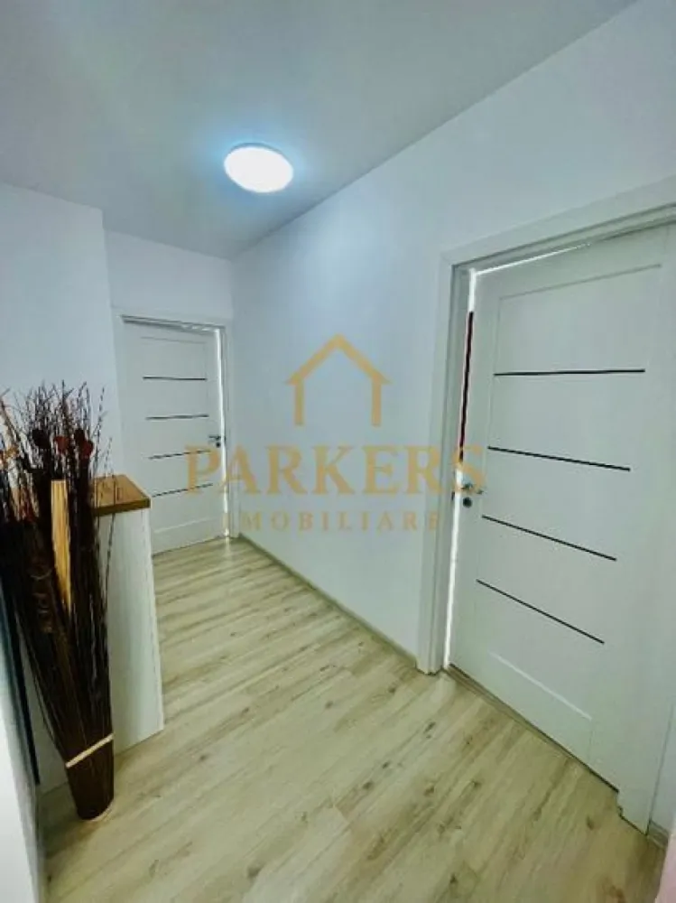 Aartament 3 camere zona Zorilor de închiriat în Cluj - Închiriez apartament finisat complet mobilat și utilat zona Zorilor loc parcare inclus la subteran .
Apartamentul are o suprafață de 75 mp +balcon 11 mp e compus din :
Living 
Bucătărie 
2Dormitoare 
Baie 
2Holuri 
Balcon
