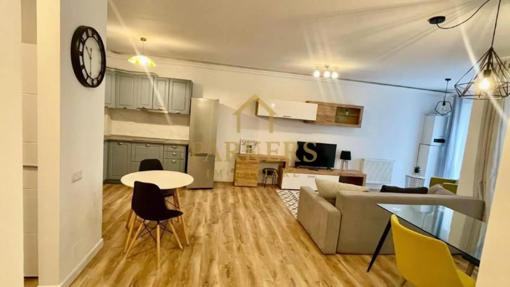 Apartament 2 camere Buna Ziua de închiriat - Închiriem apartament de lux ,2 camere situat in ansamblul residential Bella Vista din Buna Ziua, construit în 2019.
Apartamentul modern amenajat este situat la etajul 1, suprafata utila de 62mp, compus din living spatios cu bucatarie open space si sufragerie,ambele având ieșire pe balcon ,dormitor cu ieșire pe balcon , baie, 2 holuri si un balcon de 4 mp ,apartam avand o orientare estica.
Apartamentul este dotat cu termopane de calitate, centrala proprie, este finisat, mobilat si utilat complet cu finisaje și aparaturi de ultimă generație .
Blocul dispune de lift, parcari subterane, spatiu verde, spatiu de joaca si teresa comuna panoramica la ultimul etaj de 160 mp.
Ansamblul Bella Vista se situeaza in apropierea multor puncte comerciale (LIDL, BT, Home Garden, Mega Image, Leroy etc.) și stațiile de autobuz (50 m)