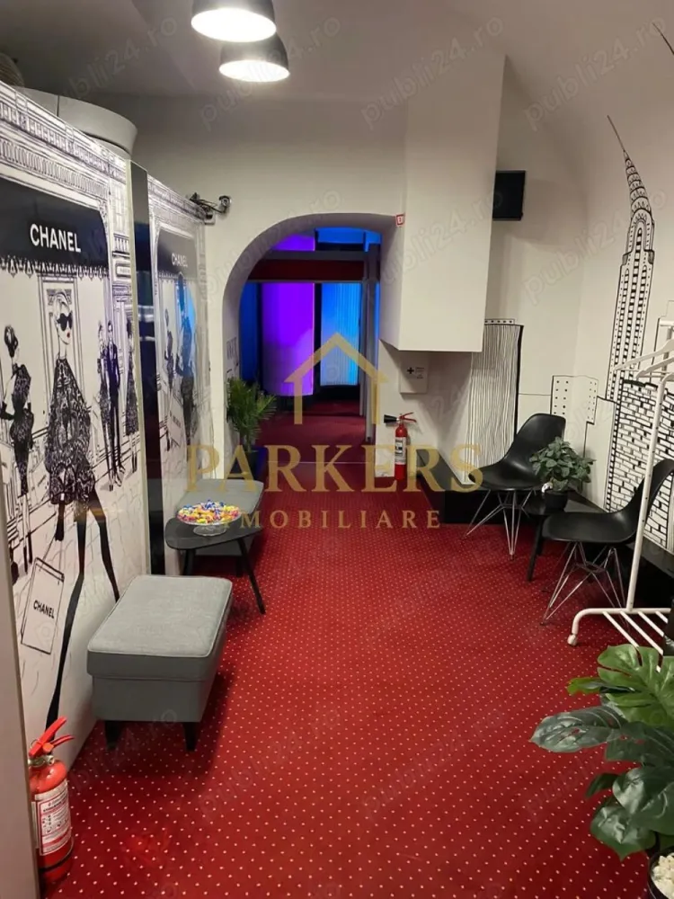 Spatiu comercial central de inchiriat in Cluj-Napoca 85 mp utili - Parkers Imobiliare vă propune spre închiriere un spațiu comercial situat în zona Centrală a municipiului Cluj-Napoca, la demisol, într-un imobil cu acces facil și vizibilitate bună.
Spațiul are o suprafață utilă de 85,5 mp și este configurat într-o zonă de tip open-space, completată de grup sanitar. Proprietatea a găzduit anterior un salon de bronzat, fiind pretabilă pentru diverse activități din zona de servicii sau birouri, cu posibilitatea de recompartimentare în funcție de conceptul viitorului chiriaș.
În prezent, spațiul nu dispune de sistem de încălzire, activitatea anterioară asigurând confortul termic prin echipamentele utilizate. Proprietarul este deschis atât la schimbarea destinației spațiului, cât și la adaptări sau amenajări, în funcție de specificul activității desfășurate.
Conform documentației cadastrale, proprietatea este încadrată ca spațiu pentru servicii cu acces public.
Prin poziționarea sa în zona Centru, spațiul reprezintă o oportunitate potrivită pentru activități comerciale, servicii specializate sau birouri cu adresabilitate urbană.