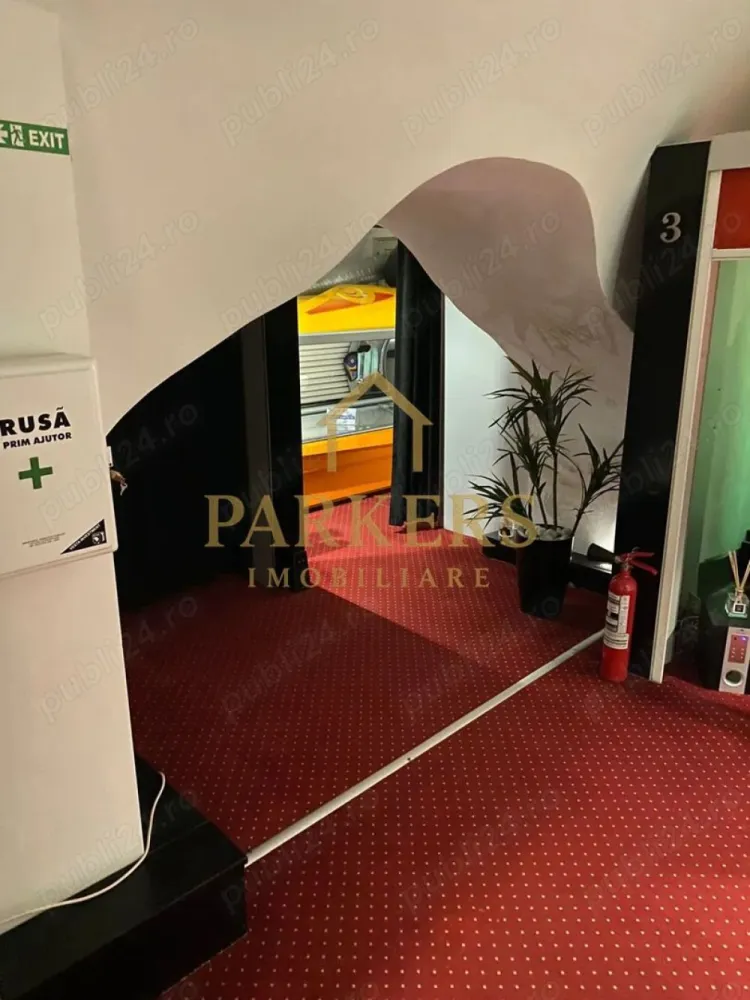 Spatiu comercial central de inchiriat in Cluj-Napoca 85 mp utili - Parkers Imobiliare vă propune spre închiriere un spațiu comercial situat în zona Centrală a municipiului Cluj-Napoca, la demisol, într-un imobil cu acces facil și vizibilitate bună.
Spațiul are o suprafață utilă de 85,5 mp și este configurat într-o zonă de tip open-space, completată de grup sanitar. Proprietatea a găzduit anterior un salon de bronzat, fiind pretabilă pentru diverse activități din zona de servicii sau birouri, cu posibilitatea de recompartimentare în funcție de conceptul viitorului chiriaș.
În prezent, spațiul nu dispune de sistem de încălzire, activitatea anterioară asigurând confortul termic prin echipamentele utilizate. Proprietarul este deschis atât la schimbarea destinației spațiului, cât și la adaptări sau amenajări, în funcție de specificul activității desfășurate.
Conform documentației cadastrale, proprietatea este încadrată ca spațiu pentru servicii cu acces public.
Prin poziționarea sa în zona Centru, spațiul reprezintă o oportunitate potrivită pentru activități comerciale, servicii specializate sau birouri cu adresabilitate urbană.