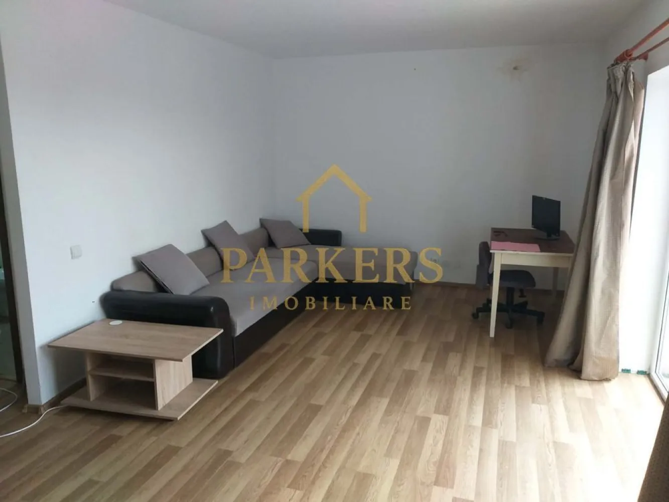 Apartament 2 camere de vanzare Razoare in Floresti jud.Cluj - Parkers Imobiliare vă propune spre vânzare un apartament cu 2 camere, cu o suprafață generoasă de 63 mp, situat la etajul 1 al unui imobil construit în perioada 1977–1990.
Locuința este decomandată, bine compartimentată și beneficiază de ferestre mari, care asigură lumină naturală din plin pe tot parcursul zilei. Balconul oferă vedere deschisă către stradă, contribuind la un ambient plăcut și aerisit.
Apartamentul este finisat modern:
parchet laminat în living,
gresie în bucătărie,
baie cu finisaje moderne,
pereți albi, ce oferă un spațiu neutru, ideal pentru personalizare și mobilare după propriul gust.
Datorită compartimentării și poziționării, proprietatea este potrivită atât pentru locuință personală, cât și pentru investiție.
 Localizare excelentă
Imobilul este amplasat într-o zonă urbană bine cotată, cu acces rapid către:
centre culturale (cinematografe, muzee, teatre),
restaurante, cafenele și zone de socializare,
școli, magazine și supermarketuri.
Pentru relaxare, în apropiere se află Parcul Feroviarilor și Parcul Armătura, iar transportul public este foarte bine dezvoltat, cu stații de autobuz și tren la câteva minute distanță.
 Vă invităm la vizionare pentru a descoperi toate avantajele acestei proprietăți.
Contactați Parkers Imobiliare pentru mai multe informații și pentru programarea unei vizionări!