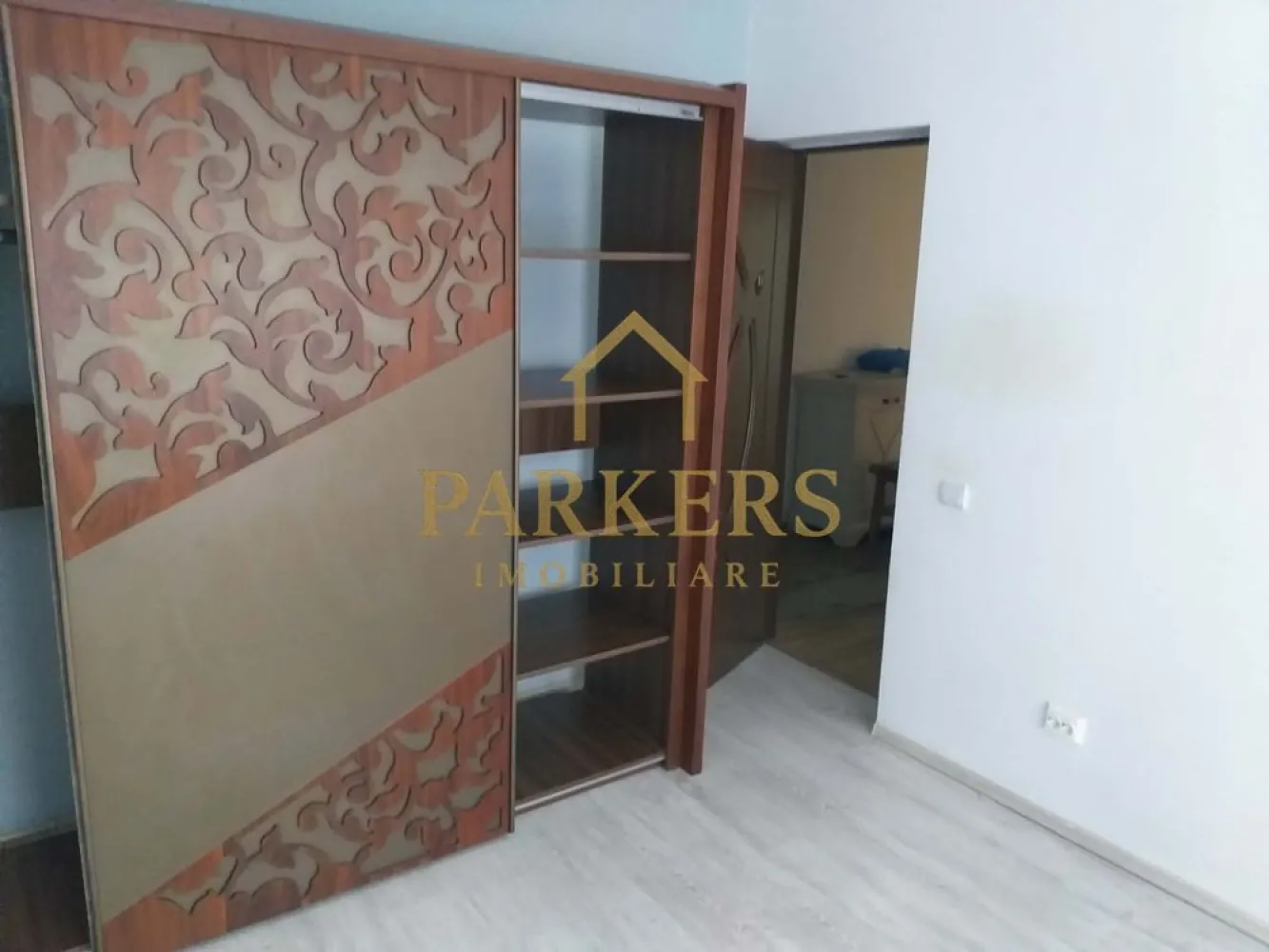 Apartament 2 camere de vanzare Razoare in Floresti jud.Cluj - Parkers Imobiliare vă propune spre vânzare un apartament cu 2 camere, cu o suprafață generoasă de 63 mp, situat la etajul 1 al unui imobil construit în perioada 1977–1990.
Locuința este decomandată, bine compartimentată și beneficiază de ferestre mari, care asigură lumină naturală din plin pe tot parcursul zilei. Balconul oferă vedere deschisă către stradă, contribuind la un ambient plăcut și aerisit.
Apartamentul este finisat modern:
parchet laminat în living,
gresie în bucătărie,
baie cu finisaje moderne,
pereți albi, ce oferă un spațiu neutru, ideal pentru personalizare și mobilare după propriul gust.
Datorită compartimentării și poziționării, proprietatea este potrivită atât pentru locuință personală, cât și pentru investiție.
 Localizare excelentă
Imobilul este amplasat într-o zonă urbană bine cotată, cu acces rapid către:
centre culturale (cinematografe, muzee, teatre),
restaurante, cafenele și zone de socializare,
școli, magazine și supermarketuri.
Pentru relaxare, în apropiere se află Parcul Feroviarilor și Parcul Armătura, iar transportul public este foarte bine dezvoltat, cu stații de autobuz și tren la câteva minute distanță.
 Vă invităm la vizionare pentru a descoperi toate avantajele acestei proprietăți.
Contactați Parkers Imobiliare pentru mai multe informații și pentru programarea unei vizionări!