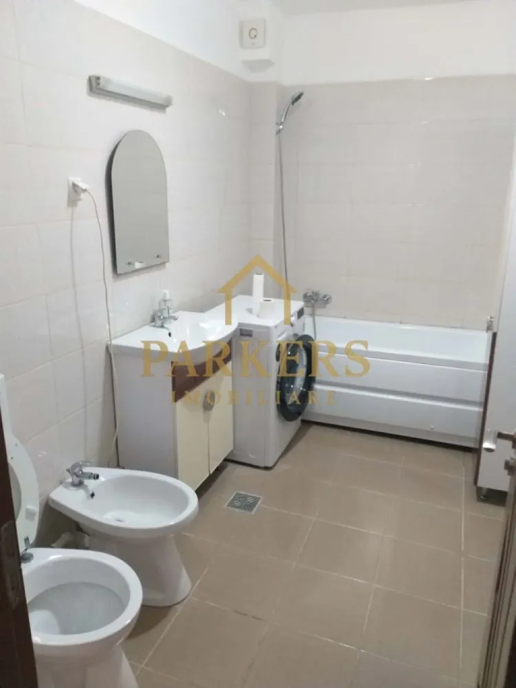 Apartament 2 camere de vanzare Razoare in Floresti jud.Cluj - Parkers Imobiliare vă propune spre vânzare un apartament cu 2 camere, cu o suprafață generoasă de 63 mp, situat la etajul 1 al unui imobil construit în perioada 1977–1990.
Locuința este decomandată, bine compartimentată și beneficiază de ferestre mari, care asigură lumină naturală din plin pe tot parcursul zilei. Balconul oferă vedere deschisă către stradă, contribuind la un ambient plăcut și aerisit.
Apartamentul este finisat modern:
parchet laminat în living,
gresie în bucătărie,
baie cu finisaje moderne,
pereți albi, ce oferă un spațiu neutru, ideal pentru personalizare și mobilare după propriul gust.
Datorită compartimentării și poziționării, proprietatea este potrivită atât pentru locuință personală, cât și pentru investiție.
 Localizare excelentă
Imobilul este amplasat într-o zonă urbană bine cotată, cu acces rapid către:
centre culturale (cinematografe, muzee, teatre),
restaurante, cafenele și zone de socializare,
școli, magazine și supermarketuri.
Pentru relaxare, în apropiere se află Parcul Feroviarilor și Parcul Armătura, iar transportul public este foarte bine dezvoltat, cu stații de autobuz și tren la câteva minute distanță.
 Vă invităm la vizionare pentru a descoperi toate avantajele acestei proprietăți.
Contactați Parkers Imobiliare pentru mai multe informații și pentru programarea unei vizionări!