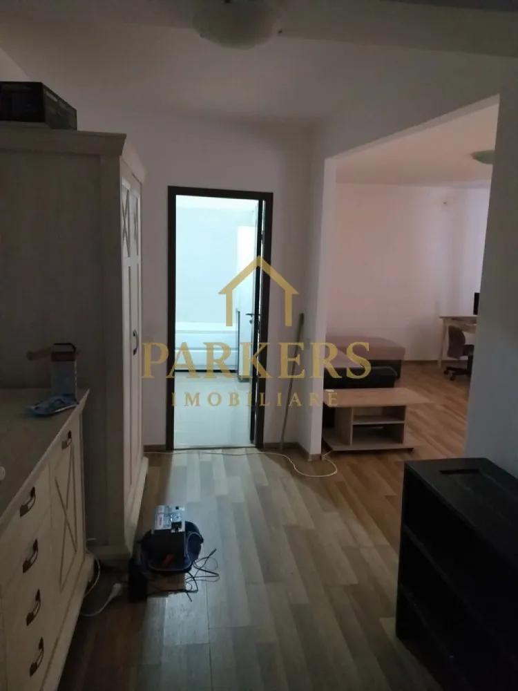 Apartament 2 camere de vanzare Razoare in Floresti jud.Cluj - Parkers Imobiliare vă propune spre vânzare un apartament cu 2 camere, cu o suprafață generoasă de 63 mp, situat la etajul 1 al unui imobil construit în perioada 1977–1990.
Locuința este decomandată, bine compartimentată și beneficiază de ferestre mari, care asigură lumină naturală din plin pe tot parcursul zilei. Balconul oferă vedere deschisă către stradă, contribuind la un ambient plăcut și aerisit.
Apartamentul este finisat modern:
parchet laminat în living,
gresie în bucătărie,
baie cu finisaje moderne,
pereți albi, ce oferă un spațiu neutru, ideal pentru personalizare și mobilare după propriul gust.
Datorită compartimentării și poziționării, proprietatea este potrivită atât pentru locuință personală, cât și pentru investiție.
 Localizare excelentă
Imobilul este amplasat într-o zonă urbană bine cotată, cu acces rapid către:
centre culturale (cinematografe, muzee, teatre),
restaurante, cafenele și zone de socializare,
școli, magazine și supermarketuri.
Pentru relaxare, în apropiere se află Parcul Feroviarilor și Parcul Armătura, iar transportul public este foarte bine dezvoltat, cu stații de autobuz și tren la câteva minute distanță.
 Vă invităm la vizionare pentru a descoperi toate avantajele acestei proprietăți.
Contactați Parkers Imobiliare pentru mai multe informații și pentru programarea unei vizionări!