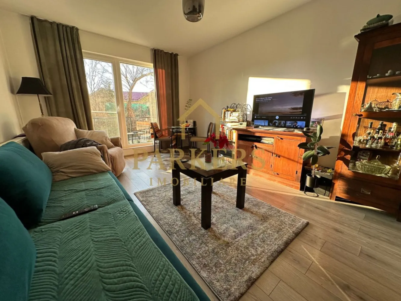 Apartament de vanzare 2 camere cu gradina si balcon in Floresti Cluj - Parkers Imobiliare vă propune spre vânzare un apartament cu 2 camere decomandate, având o suprafață utilă de 61 mp, situat la parter înalt al unui imobil modern din Florești, cu acces facil către municipiul Cluj-Napoca.
Proprietatea beneficiază de un avantaj important, respectiv o grădină proprie de aproximativ 30 mp, ideală pentru relaxare, activități în aer liber sau amenajare personalizată.
Compartimentarea este eficientă și bine gândită, fiind realizată astfel:

hol de acces;

bucătărie separată;

living spațios;

dormitor cu dressing propriu;

baie;

balcon în suprafață de 4,5 mp.

Apartamentul se vinde parțial mobilat și utilat, fiind dotat cu electrocasnice și mobilier de calitate, oferind un nivel ridicat de confort. Imobilul este amplasat într-o zonă liniștită, dar accesibilă, cu acces rapid către punctele de interes din localitate.
Opțional, se poate achiziționa un loc de parcare subterană.
Locuința este potrivită atât pentru rezidență, cât și pentru investiție, datorită compartimentării funcționale, grădinii private și accesului facil către oraș.
Pentru informații suplimentare și programarea unei vizionări, vă invităm să ne contactați.
