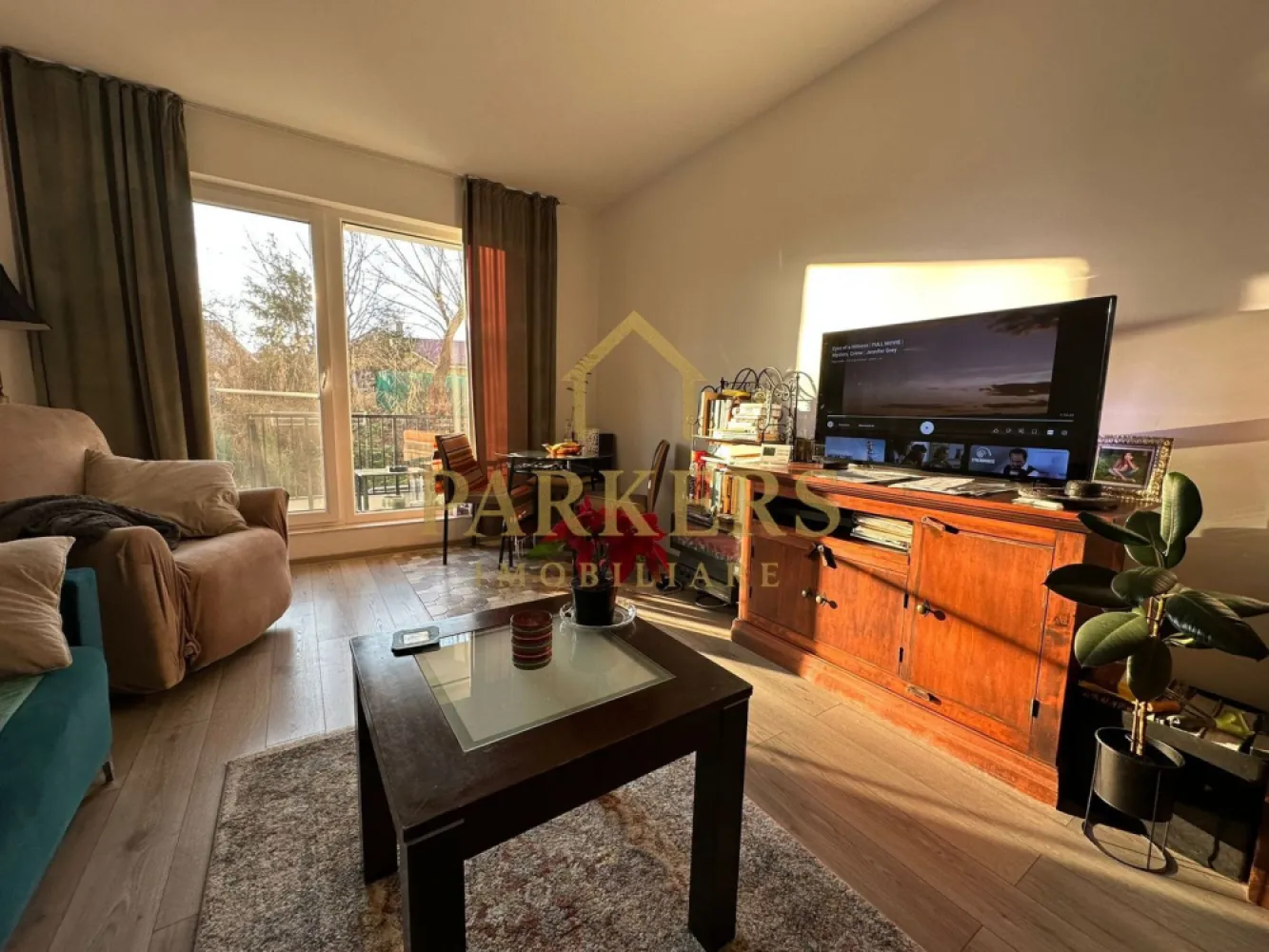 Apartament de vanzare 2 camere cu gradina si balcon in Floresti Cluj - Parkers Imobiliare vă propune spre vânzare un apartament cu 2 camere decomandate, având o suprafață utilă de 61 mp, situat la parter înalt al unui imobil modern din Florești, cu acces facil către municipiul Cluj-Napoca.
Proprietatea beneficiază de un avantaj important, respectiv o grădină proprie de aproximativ 30 mp, ideală pentru relaxare, activități în aer liber sau amenajare personalizată.
Compartimentarea este eficientă și bine gândită, fiind realizată astfel:

hol de acces;

bucătărie separată;

living spațios;

dormitor cu dressing propriu;

baie;

balcon în suprafață de 4,5 mp.

Apartamentul se vinde parțial mobilat și utilat, fiind dotat cu electrocasnice și mobilier de calitate, oferind un nivel ridicat de confort. Imobilul este amplasat într-o zonă liniștită, dar accesibilă, cu acces rapid către punctele de interes din localitate.
Opțional, se poate achiziționa un loc de parcare subterană.
Locuința este potrivită atât pentru rezidență, cât și pentru investiție, datorită compartimentării funcționale, grădinii private și accesului facil către oraș.
Pentru informații suplimentare și programarea unei vizionări, vă invităm să ne contactați.