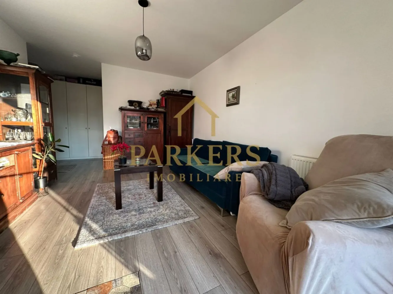Apartament de vanzare 2 camere cu gradina si balcon in Floresti Cluj - Parkers Imobiliare vă propune spre vânzare un apartament cu 2 camere decomandate, având o suprafață utilă de 61 mp, situat la parter înalt al unui imobil modern din Florești, cu acces facil către municipiul Cluj-Napoca.
Proprietatea beneficiază de un avantaj important, respectiv o grădină proprie de aproximativ 30 mp, ideală pentru relaxare, activități în aer liber sau amenajare personalizată.
Compartimentarea este eficientă și bine gândită, fiind realizată astfel:

hol de acces;

bucătărie separată;

living spațios;

dormitor cu dressing propriu;

baie;

balcon în suprafață de 4,5 mp.

Apartamentul se vinde parțial mobilat și utilat, fiind dotat cu electrocasnice și mobilier de calitate, oferind un nivel ridicat de confort. Imobilul este amplasat într-o zonă liniștită, dar accesibilă, cu acces rapid către punctele de interes din localitate.
Opțional, se poate achiziționa un loc de parcare subterană.
Locuința este potrivită atât pentru rezidență, cât și pentru investiție, datorită compartimentării funcționale, grădinii private și accesului facil către oraș.
Pentru informații suplimentare și programarea unei vizionări, vă invităm să ne contactați.