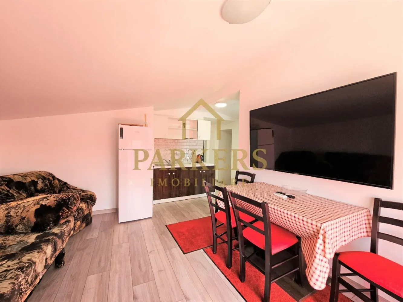 Apartament 7 dormitoare de inchiriat in Gheorgheni disponibil imediat - Parkers Imobiliare oferă spre închiriere un apartament rezidențial deosebit, situat în cartierul Gheorgheni, Cluj-Napoca, într-un bloc cu 2 etaje și mansardă, într-o zonă liniștită, cu acces facil către punctele de interes ale orașului.

Apartamentul este dispus pe 3 niveluri și beneficiază de o compartimentare generoasă și funcțională, având în total 10 camere, dintre care 7 dormitoare, fiind ideal pentru o familie numeroasă sau pentru persoane care își doresc un spațiu amplu de locuit.

Configurația interioară include 2 livinguri spațioase, potrivite atât pentru relaxare, cât și pentru socializare, 2 bucătării separate, precum și 3 băi, oferind un nivel ridicat de confort și intimitate pentru toți locatarii. Datorită dispunerii pe mai multe niveluri, zonele de zi și de noapte sunt bine delimitate.

Imobilul este destinat exclusiv uzului rezidențial, nu este pretabil pentru activități comerciale sau birouri. Spațiile sunt luminoase, bine aerisite, iar compartimentarea permite o organizare flexibilă a locuinței.

Cartierul Gheorgheni este apreciat pentru liniște, aer curat și vecinătăți bune, fiind totodată bine conectat cu restul orașului.

Apartamentul este disponibil imediat, iar închirierea se realizează prin Parkers Imobiliare.