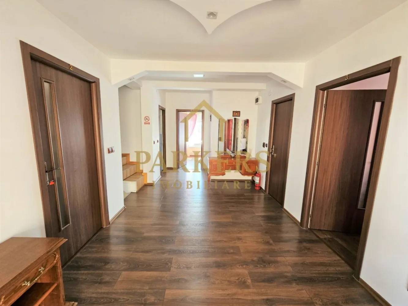 Apartament 7 dormitoare de inchiriat in Gheorgheni disponibil imediat - Parkers Imobiliare oferă spre închiriere un apartament rezidențial deosebit, situat în cartierul Gheorgheni, Cluj-Napoca, într-un bloc cu 2 etaje și mansardă, într-o zonă liniștită, cu acces facil către punctele de interes ale orașului.

Apartamentul este dispus pe 3 niveluri și beneficiază de o compartimentare generoasă și funcțională, având în total 10 camere, dintre care 7 dormitoare, fiind ideal pentru o familie numeroasă sau pentru persoane care își doresc un spațiu amplu de locuit.

Configurația interioară include 2 livinguri spațioase, potrivite atât pentru relaxare, cât și pentru socializare, 2 bucătării separate, precum și 3 băi, oferind un nivel ridicat de confort și intimitate pentru toți locatarii. Datorită dispunerii pe mai multe niveluri, zonele de zi și de noapte sunt bine delimitate.

Imobilul este destinat exclusiv uzului rezidențial, nu este pretabil pentru activități comerciale sau birouri. Spațiile sunt luminoase, bine aerisite, iar compartimentarea permite o organizare flexibilă a locuinței.

Cartierul Gheorgheni este apreciat pentru liniște, aer curat și vecinătăți bune, fiind totodată bine conectat cu restul orașului.

Apartamentul este disponibil imediat, iar închirierea se realizează prin Parkers Imobiliare.