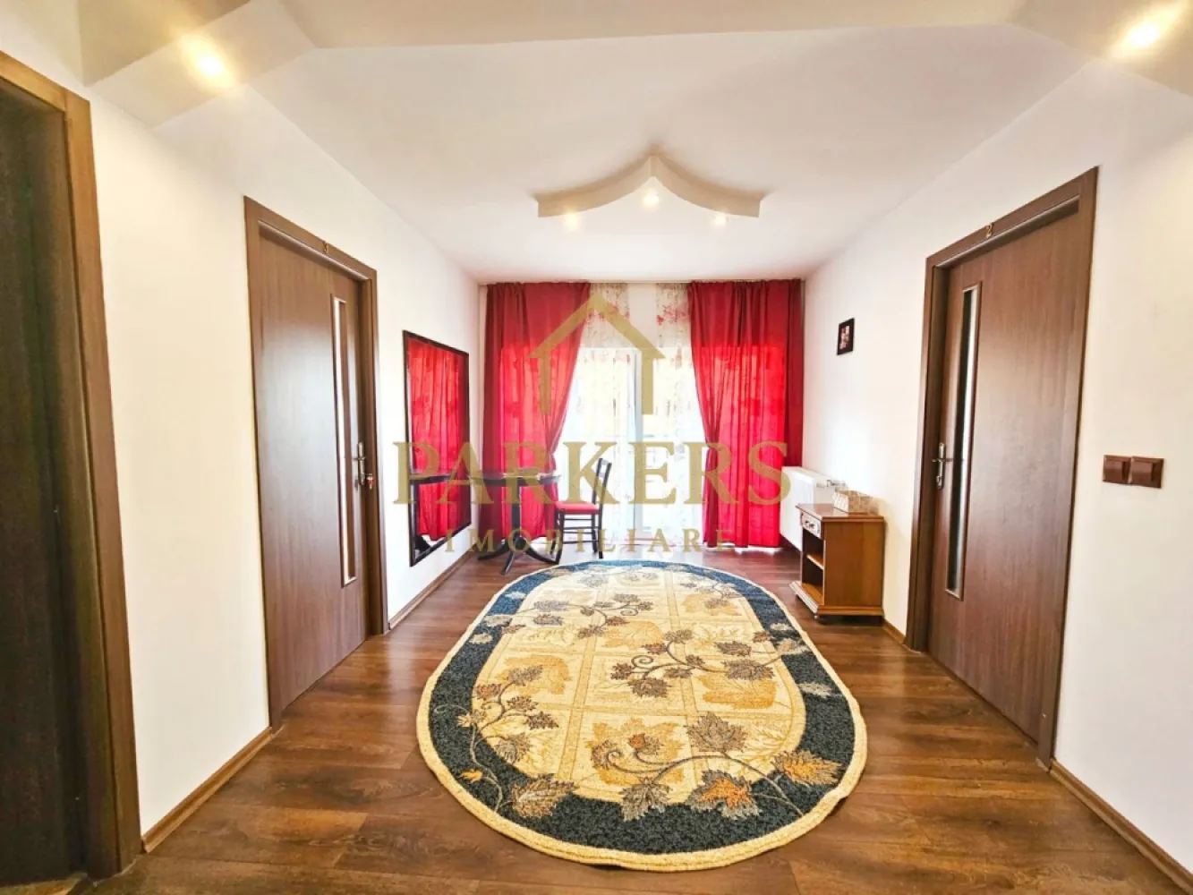 Apartament 7 dormitoare de inchiriat in Gheorgheni disponibil imediat - Parkers Imobiliare oferă spre închiriere un apartament rezidențial deosebit, situat în cartierul Gheorgheni, Cluj-Napoca, într-un bloc cu 2 etaje și mansardă, într-o zonă liniștită, cu acces facil către punctele de interes ale orașului.

Apartamentul este dispus pe 3 niveluri și beneficiază de o compartimentare generoasă și funcțională, având în total 10 camere, dintre care 7 dormitoare, fiind ideal pentru o familie numeroasă sau pentru persoane care își doresc un spațiu amplu de locuit.

Configurația interioară include 2 livinguri spațioase, potrivite atât pentru relaxare, cât și pentru socializare, 2 bucătării separate, precum și 3 băi, oferind un nivel ridicat de confort și intimitate pentru toți locatarii. Datorită dispunerii pe mai multe niveluri, zonele de zi și de noapte sunt bine delimitate.

Imobilul este destinat exclusiv uzului rezidențial, nu este pretabil pentru activități comerciale sau birouri. Spațiile sunt luminoase, bine aerisite, iar compartimentarea permite o organizare flexibilă a locuinței.

Cartierul Gheorgheni este apreciat pentru liniște, aer curat și vecinătăți bune, fiind totodată bine conectat cu restul orașului.

Apartamentul este disponibil imediat, iar închirierea se realizează prin Parkers Imobiliare.