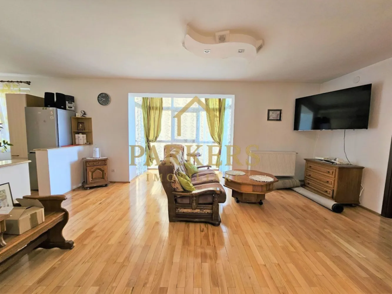 Apartament 7 dormitoare de inchiriat in Gheorgheni disponibil imediat - Parkers Imobiliare oferă spre închiriere un apartament rezidențial deosebit, situat în cartierul Gheorgheni, Cluj-Napoca, într-un bloc cu 2 etaje și mansardă, într-o zonă liniștită, cu acces facil către punctele de interes ale orașului.

Apartamentul este dispus pe 3 niveluri și beneficiază de o compartimentare generoasă și funcțională, având în total 10 camere, dintre care 7 dormitoare, fiind ideal pentru o familie numeroasă sau pentru persoane care își doresc un spațiu amplu de locuit.

Configurația interioară include 2 livinguri spațioase, potrivite atât pentru relaxare, cât și pentru socializare, 2 bucătării separate, precum și 3 băi, oferind un nivel ridicat de confort și intimitate pentru toți locatarii. Datorită dispunerii pe mai multe niveluri, zonele de zi și de noapte sunt bine delimitate.

Imobilul este destinat exclusiv uzului rezidențial, nu este pretabil pentru activități comerciale sau birouri. Spațiile sunt luminoase, bine aerisite, iar compartimentarea permite o organizare flexibilă a locuinței.

Cartierul Gheorgheni este apreciat pentru liniște, aer curat și vecinătăți bune, fiind totodată bine conectat cu restul orașului.

Apartamentul este disponibil imediat, iar închirierea se realizează prin Parkers Imobiliare.