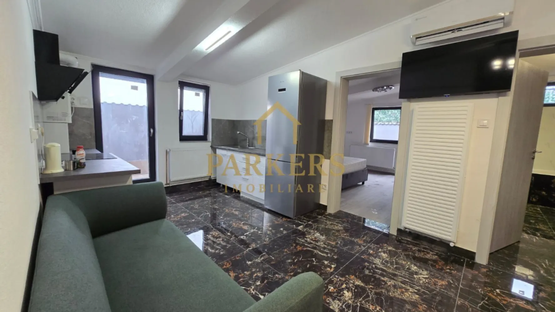 Apartament 3 camere 60 mp la mansarda si parcare in Manastur - Parkers Imobiliare propune spre vânzare un apartament modern cu 3 camere, situat în cartierul Mănăștur din Cluj-Napoca, într-un imobil cu regim mic de înălțime 2 etaje + mansardă. Proprietatea se află la mansardă și oferă o atmosferă intimă, liniștită și foarte bine compartimentată pentru confortul unei familii sau pentru investiție.

Apartamentul are o suprafață utilă de 60 mp și dispune de o terasă de 8 mp, perfectă pentru relaxare, servirea cafelei sau amenajarea unui colț verde. Configurația este practică și modernă, cu bucătărie open-space integrată în zona de living, oferind o senzație amplă de spațiu și lumină. Locuința este completată de două dormitoare bine proporționate și o baie.

Un mare avantaj al proprietății îl reprezintă locul de parcare inclus în curte, cu acces prin poartă automatizată cu telecomandă, aspect care oferă siguranță și comoditate în fiecare zi.

Apartamentul dispune de centrală termică proprie cu calorifere, asigurând eficiență energetică și costuri reduse de întreținere, fiind în același timp ușor de gestionat pe tot parcursul anului. Imobilul este bine întreținut, iar zona este una liniștită, cu acces rapid la mijloace de transport, magazine, școli și alte puncte de interes din cartierul Mănăștur.

Este o locuință potrivită pentru persoane care caută confort, intimitate și acces facil către toate facilitățile zonei.

Pentru detalii suplimentare sau programarea unei vizionări, Parkers Imobiliare vă stă la dispoziție.