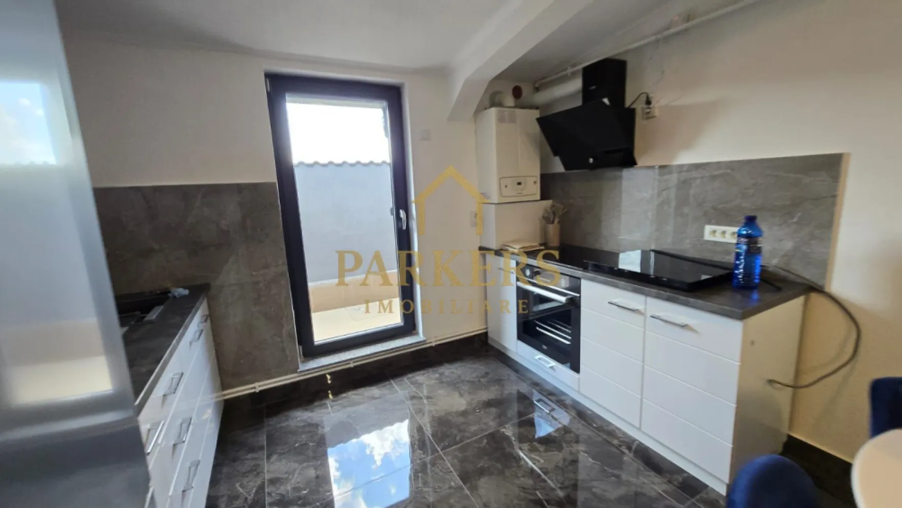 Apartament 3 camere 60 mp la mansarda si parcare in Manastur - Parkers Imobiliare propune spre vânzare un apartament modern cu 3 camere, situat în cartierul Mănăștur din Cluj-Napoca, într-un imobil cu regim mic de înălțime 2 etaje + mansardă. Proprietatea se află la mansardă și oferă o atmosferă intimă, liniștită și foarte bine compartimentată pentru confortul unei familii sau pentru investiție.

Apartamentul are o suprafață utilă de 60 mp și dispune de o terasă de 8 mp, perfectă pentru relaxare, servirea cafelei sau amenajarea unui colț verde. Configurația este practică și modernă, cu bucătărie open-space integrată în zona de living, oferind o senzație amplă de spațiu și lumină. Locuința este completată de două dormitoare bine proporționate și o baie.

Un mare avantaj al proprietății îl reprezintă locul de parcare inclus în curte, cu acces prin poartă automatizată cu telecomandă, aspect care oferă siguranță și comoditate în fiecare zi.

Apartamentul dispune de centrală termică proprie cu calorifere, asigurând eficiență energetică și costuri reduse de întreținere, fiind în același timp ușor de gestionat pe tot parcursul anului. Imobilul este bine întreținut, iar zona este una liniștită, cu acces rapid la mijloace de transport, magazine, școli și alte puncte de interes din cartierul Mănăștur.

Este o locuință potrivită pentru persoane care caută confort, intimitate și acces facil către toate facilitățile zonei.

Pentru detalii suplimentare sau programarea unei vizionări, Parkers Imobiliare vă stă la dispoziție.