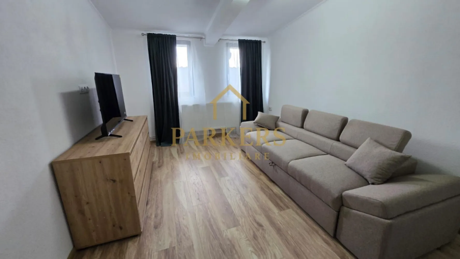 Apartament 3 camere 60 mp la mansarda si parcare in Manastur - Parkers Imobiliare propune spre vânzare un apartament modern cu 3 camere, situat în cartierul Mănăștur din Cluj-Napoca, într-un imobil cu regim mic de înălțime 2 etaje + mansardă. Proprietatea se află la mansardă și oferă o atmosferă intimă, liniștită și foarte bine compartimentată pentru confortul unei familii sau pentru investiție.

Apartamentul are o suprafață utilă de 60 mp și dispune de o terasă de 8 mp, perfectă pentru relaxare, servirea cafelei sau amenajarea unui colț verde. Configurația este practică și modernă, cu bucătărie open-space integrată în zona de living, oferind o senzație amplă de spațiu și lumină. Locuința este completată de două dormitoare bine proporționate și o baie.

Un mare avantaj al proprietății îl reprezintă locul de parcare inclus în curte, cu acces prin poartă automatizată cu telecomandă, aspect care oferă siguranță și comoditate în fiecare zi.

Apartamentul dispune de centrală termică proprie cu calorifere, asigurând eficiență energetică și costuri reduse de întreținere, fiind în același timp ușor de gestionat pe tot parcursul anului. Imobilul este bine întreținut, iar zona este una liniștită, cu acces rapid la mijloace de transport, magazine, școli și alte puncte de interes din cartierul Mănăștur.

Este o locuință potrivită pentru persoane care caută confort, intimitate și acces facil către toate facilitățile zonei.

Pentru detalii suplimentare sau programarea unei vizionări, Parkers Imobiliare vă stă la dispoziție.