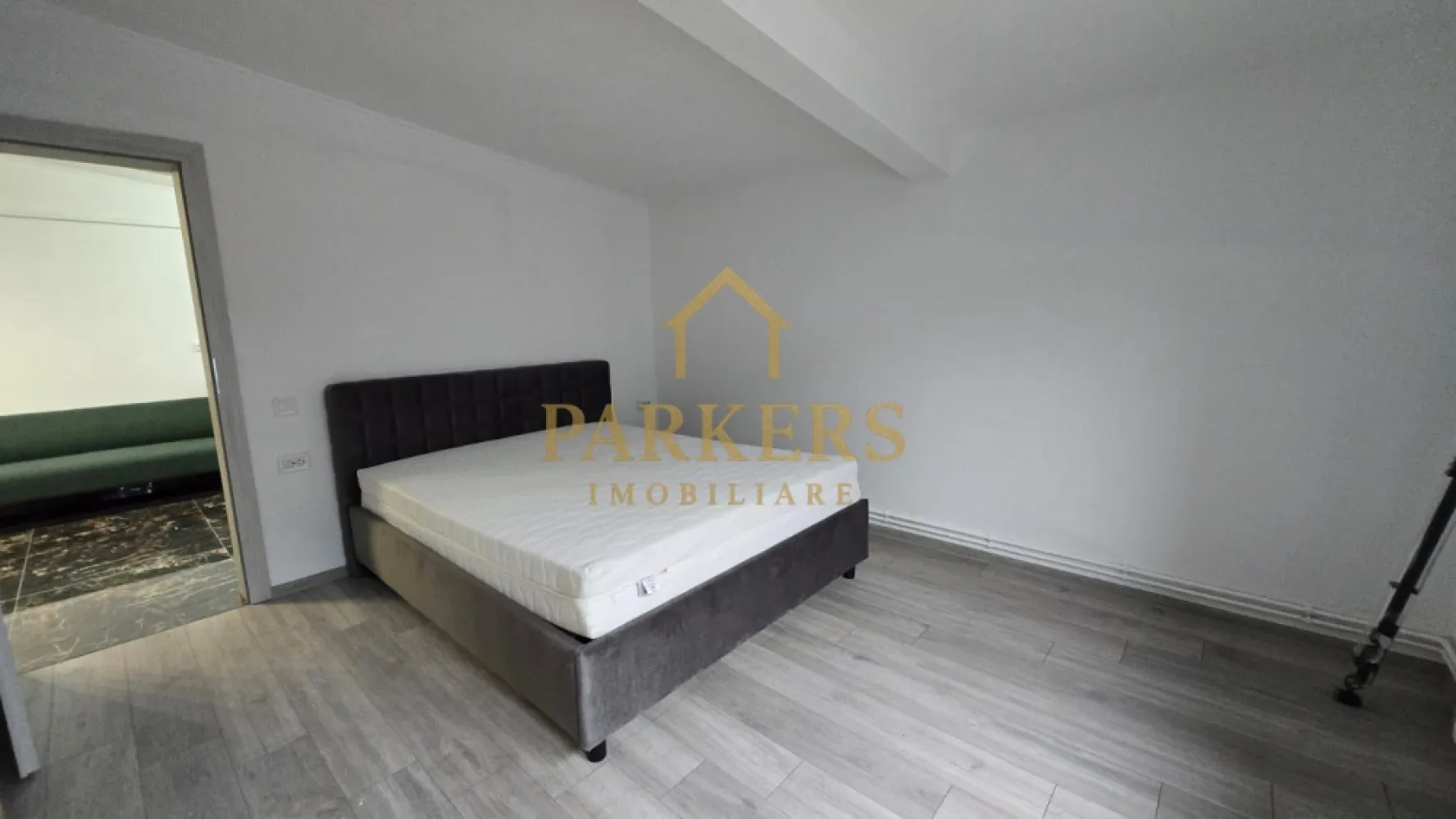 Apartament 3 camere 60 mp la mansarda si parcare in Manastur - Parkers Imobiliare propune spre vânzare un apartament modern cu 3 camere, situat în cartierul Mănăștur din Cluj-Napoca, într-un imobil cu regim mic de înălțime 2 etaje + mansardă. Proprietatea se află la mansardă și oferă o atmosferă intimă, liniștită și foarte bine compartimentată pentru confortul unei familii sau pentru investiție.

Apartamentul are o suprafață utilă de 60 mp și dispune de o terasă de 8 mp, perfectă pentru relaxare, servirea cafelei sau amenajarea unui colț verde. Configurația este practică și modernă, cu bucătărie open-space integrată în zona de living, oferind o senzație amplă de spațiu și lumină. Locuința este completată de două dormitoare bine proporționate și o baie.

Un mare avantaj al proprietății îl reprezintă locul de parcare inclus în curte, cu acces prin poartă automatizată cu telecomandă, aspect care oferă siguranță și comoditate în fiecare zi.

Apartamentul dispune de centrală termică proprie cu calorifere, asigurând eficiență energetică și costuri reduse de întreținere, fiind în același timp ușor de gestionat pe tot parcursul anului. Imobilul este bine întreținut, iar zona este una liniștită, cu acces rapid la mijloace de transport, magazine, școli și alte puncte de interes din cartierul Mănăștur.

Este o locuință potrivită pentru persoane care caută confort, intimitate și acces facil către toate facilitățile zonei.

Pentru detalii suplimentare sau programarea unei vizionări, Parkers Imobiliare vă stă la dispoziție.