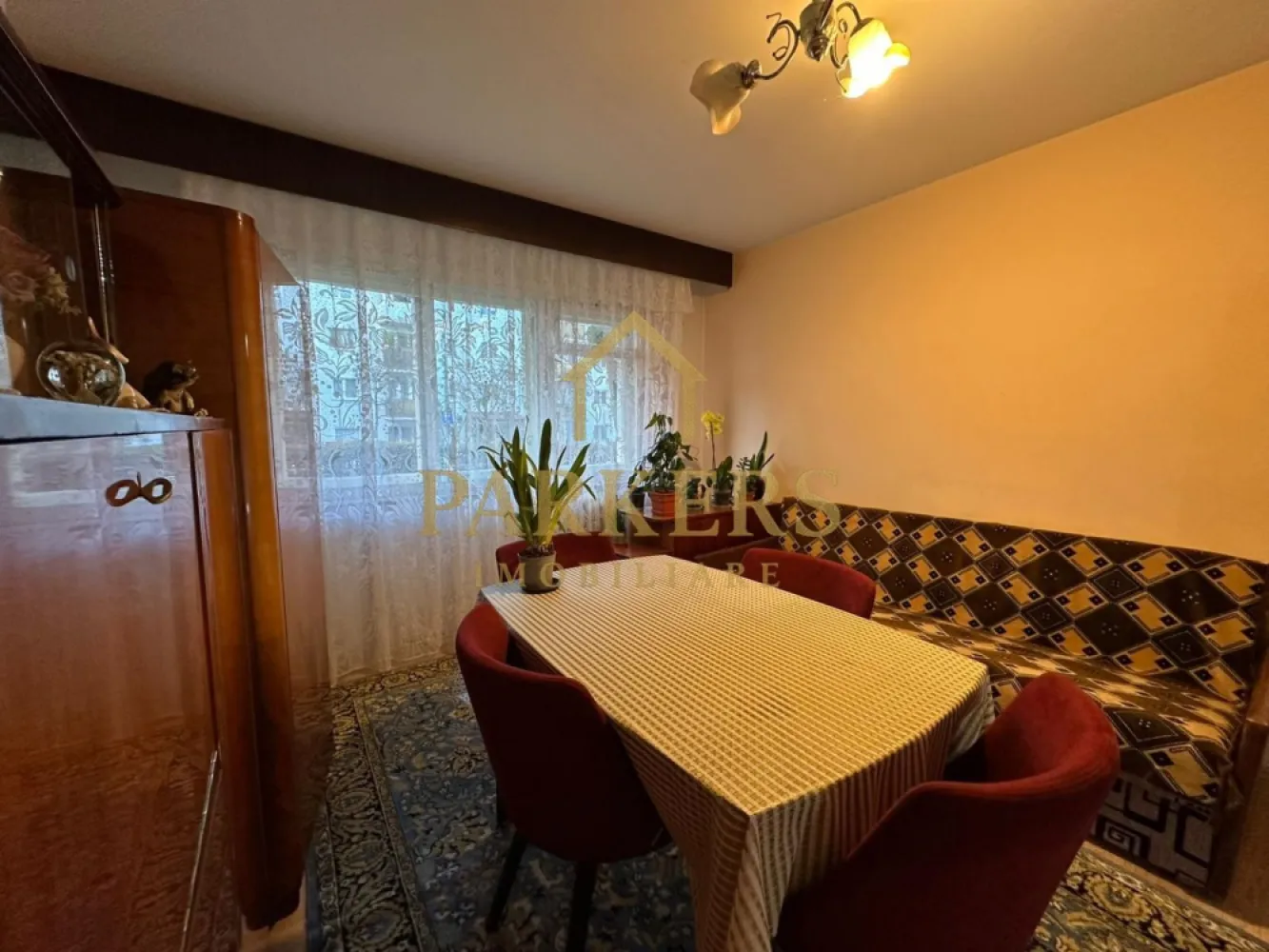 Apartament 3 camere semidecomandat de vanzare zona Manastur - Parkers Imobiliare oferă spre vânzare un apartament cu 3 camere, situat în cartierul Mănăștur din Cluj-Napoca, poziționat la parterul unui bloc de cărămidă, izolat termic pe exterior. Proprietatea este amplasată într-o zonă foarte bine conectată la transportul în comun, magazine, școli și alte facilități esențiale, fiind ideală atât pentru locuire, cât și pentru investiție.

Apartamentul are o suprafață utilă de 50 mp și este semidecomandat, oferind o compartimentare practică și funcțională pentru diverse nevoi. Locuința este compusă din trei camere, o bucătărie separată și o baie. Menționăm că apartamentul nu dispune de balcon, însă poziționarea la parter îi conferă accesibilitate și confort pentru orice categorie de vârstă.

Blocul este construit din cărămidă, cunoscut pentru izolația fonică și termică superioară, iar anveloparea exterioară contribuie la reducerea costurilor de întreținere. În zonă există posibilitatea închirierii unui loc de parcare de la Primărie, un beneficiu important în acest cartier intens circulat.

Apartamentul se prezintă într-o stare modestă, oferind viitorului proprietar oportunitatea de a-l renova și personaliza după propriul gust. Poziționarea la parter îl face potrivit și pentru familii cu copii mici, persoane în vârstă sau chiar activități complementare, în funcție de aprobările necesare.

Zona este liniștită, blocul este bine întreținut, iar accesul către principalele puncte de interes ale cartierului este rapid și facil.

Pentru informații suplimentare sau pentru programarea unei vizionări, Parkers Imobiliare vă stă la dispoziție.
