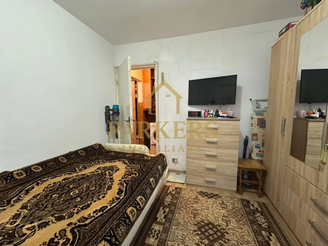 Apartament 3 camere semidecomandat de vanzare zona Manastur - Parkers Imobiliare oferă spre vânzare un apartament cu 3 camere, situat în cartierul Mănăștur din Cluj-Napoca, poziționat la parterul unui bloc de cărămidă, izolat termic pe exterior. Proprietatea este amplasată într-o zonă foarte bine conectată la transportul în comun, magazine, școli și alte facilități esențiale, fiind ideală atât pentru locuire, cât și pentru investiție.

Apartamentul are o suprafață utilă de 50 mp și este semidecomandat, oferind o compartimentare practică și funcțională pentru diverse nevoi. Locuința este compusă din trei camere, o bucătărie separată și o baie. Menționăm că apartamentul nu dispune de balcon, însă poziționarea la parter îi conferă accesibilitate și confort pentru orice categorie de vârstă.

Blocul este construit din cărămidă, cunoscut pentru izolația fonică și termică superioară, iar anveloparea exterioară contribuie la reducerea costurilor de întreținere. În zonă există posibilitatea închirierii unui loc de parcare de la Primărie, un beneficiu important în acest cartier intens circulat.

Apartamentul se prezintă într-o stare modestă, oferind viitorului proprietar oportunitatea de a-l renova și personaliza după propriul gust. Poziționarea la parter îl face potrivit și pentru familii cu copii mici, persoane în vârstă sau chiar activități complementare, în funcție de aprobările necesare.

Zona este liniștită, blocul este bine întreținut, iar accesul către principalele puncte de interes ale cartierului este rapid și facil.

Pentru informații suplimentare sau pentru programarea unei vizionări, Parkers Imobiliare vă stă la dispoziție.