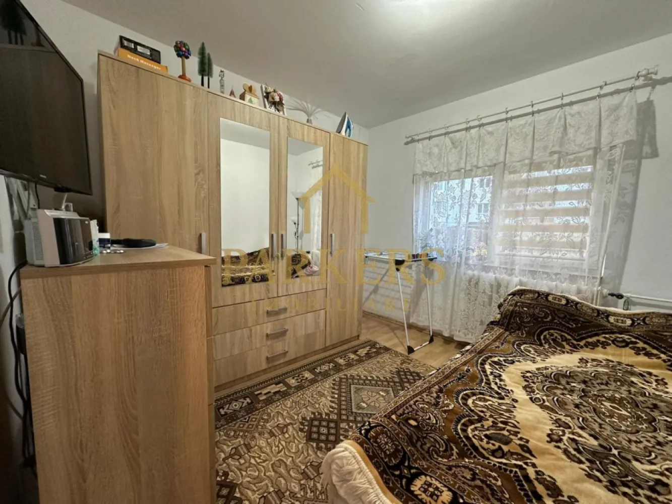 Apartament 3 camere semidecomandat de vanzare zona Manastur - Parkers Imobiliare oferă spre vânzare un apartament cu 3 camere, situat în cartierul Mănăștur din Cluj-Napoca, poziționat la parterul unui bloc de cărămidă, izolat termic pe exterior. Proprietatea este amplasată într-o zonă foarte bine conectată la transportul în comun, magazine, școli și alte facilități esențiale, fiind ideală atât pentru locuire, cât și pentru investiție.

Apartamentul are o suprafață utilă de 50 mp și este semidecomandat, oferind o compartimentare practică și funcțională pentru diverse nevoi. Locuința este compusă din trei camere, o bucătărie separată și o baie. Menționăm că apartamentul nu dispune de balcon, însă poziționarea la parter îi conferă accesibilitate și confort pentru orice categorie de vârstă.

Blocul este construit din cărămidă, cunoscut pentru izolația fonică și termică superioară, iar anveloparea exterioară contribuie la reducerea costurilor de întreținere. În zonă există posibilitatea închirierii unui loc de parcare de la Primărie, un beneficiu important în acest cartier intens circulat.

Apartamentul se prezintă într-o stare modestă, oferind viitorului proprietar oportunitatea de a-l renova și personaliza după propriul gust. Poziționarea la parter îl face potrivit și pentru familii cu copii mici, persoane în vârstă sau chiar activități complementare, în funcție de aprobările necesare.

Zona este liniștită, blocul este bine întreținut, iar accesul către principalele puncte de interes ale cartierului este rapid și facil.

Pentru informații suplimentare sau pentru programarea unei vizionări, Parkers Imobiliare vă stă la dispoziție.