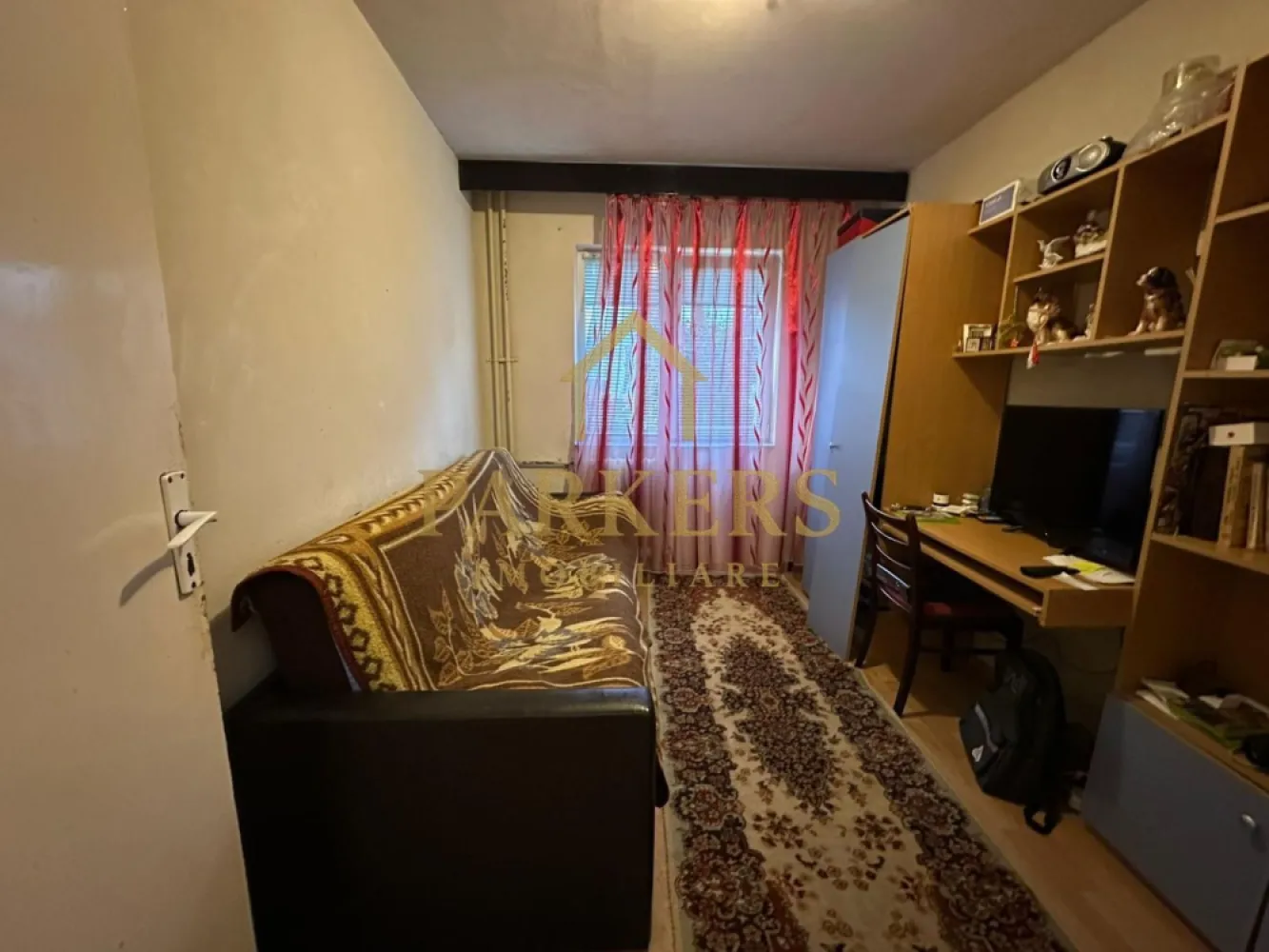 Apartament 3 camere semidecomandat de vanzare zona Manastur - Parkers Imobiliare oferă spre vânzare un apartament cu 3 camere, situat în cartierul Mănăștur din Cluj-Napoca, poziționat la parterul unui bloc de cărămidă, izolat termic pe exterior. Proprietatea este amplasată într-o zonă foarte bine conectată la transportul în comun, magazine, școli și alte facilități esențiale, fiind ideală atât pentru locuire, cât și pentru investiție.

Apartamentul are o suprafață utilă de 50 mp și este semidecomandat, oferind o compartimentare practică și funcțională pentru diverse nevoi. Locuința este compusă din trei camere, o bucătărie separată și o baie. Menționăm că apartamentul nu dispune de balcon, însă poziționarea la parter îi conferă accesibilitate și confort pentru orice categorie de vârstă.

Blocul este construit din cărămidă, cunoscut pentru izolația fonică și termică superioară, iar anveloparea exterioară contribuie la reducerea costurilor de întreținere. În zonă există posibilitatea închirierii unui loc de parcare de la Primărie, un beneficiu important în acest cartier intens circulat.

Apartamentul se prezintă într-o stare modestă, oferind viitorului proprietar oportunitatea de a-l renova și personaliza după propriul gust. Poziționarea la parter îl face potrivit și pentru familii cu copii mici, persoane în vârstă sau chiar activități complementare, în funcție de aprobările necesare.

Zona este liniștită, blocul este bine întreținut, iar accesul către principalele puncte de interes ale cartierului este rapid și facil.

Pentru informații suplimentare sau pentru programarea unei vizionări, Parkers Imobiliare vă stă la dispoziție.