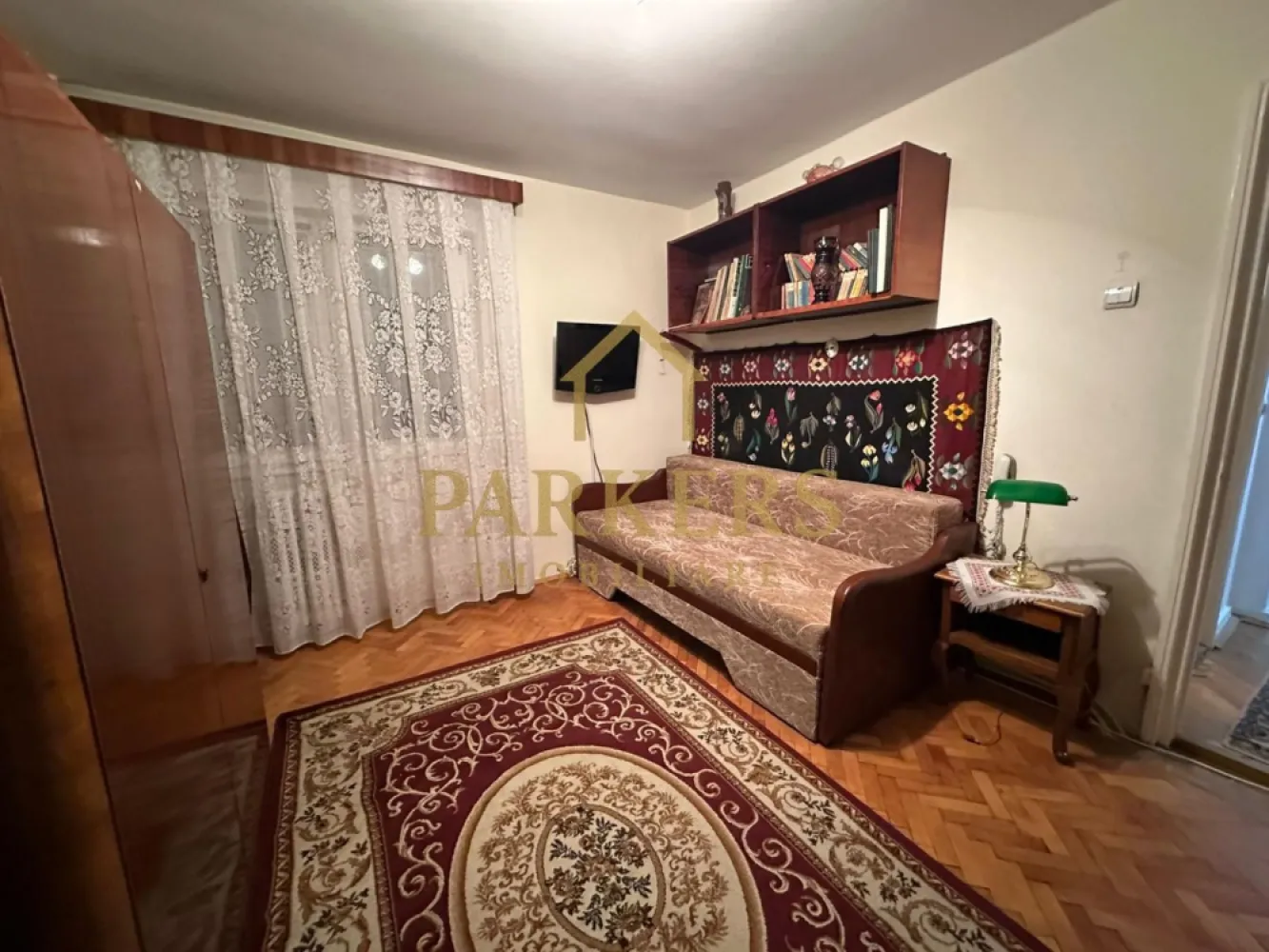 Apartament decomandat 3 camere etaj intermediar zona Manastur Cluj - Parkers Imobiliare propune spre vânzare un apartament cu 3 camere, situat în cartierul Mănăștur din Cluj-Napoca, într-o zonă foarte bine cotată datorită accesului rapid la transportul în comun, magazine, școli, grădinițe și alte puncte de interes. Apartamentul se află într-un imobil cu 10 etaje, bine întreținut, dotat cu lift și acces cu rampă pentru persoane cu dizabilități, ceea ce îl face potrivit pentru orice categorie de vârstă.

Proprietatea este poziționată la etajul 3 și beneficiază de o suprafață utilă de 74 mp. Compartimentarea este decomandată, oferind confort și funcționalitate pentru o familie sau pentru investiție. Apartamentul dispune de trei camere luminoase, bucătărie separată și o baie. Un avantaj important îl reprezintă cele trei balcoane, care oferă suplimentar spațiu pentru relaxare, depozitare sau amenajări personalizate.

Imobilul oferă posibilitatea închirierii unui loc de parcare de la Primărie, un beneficiu important într-o zonă cu trafic intens. Apartamentul este într-o stare modestă, fiind ideal pentru cei care doresc să îl renoveze și să îl amenajeze după propriul stil.

Vecinătatea este liniștită, bine administrată, iar zona este extrem de accesibilă, având legături directe spre centrul orașului, precum și spre principalele artere.

Acest apartament reprezintă o oportunitate excelentă atât pentru locuire, cât și ca investiție sigură pe termen lung.

Pentru mai multe detalii sau pentru programarea unei vizionări, Parkers Imobiliare vă stă la dispoziție.
