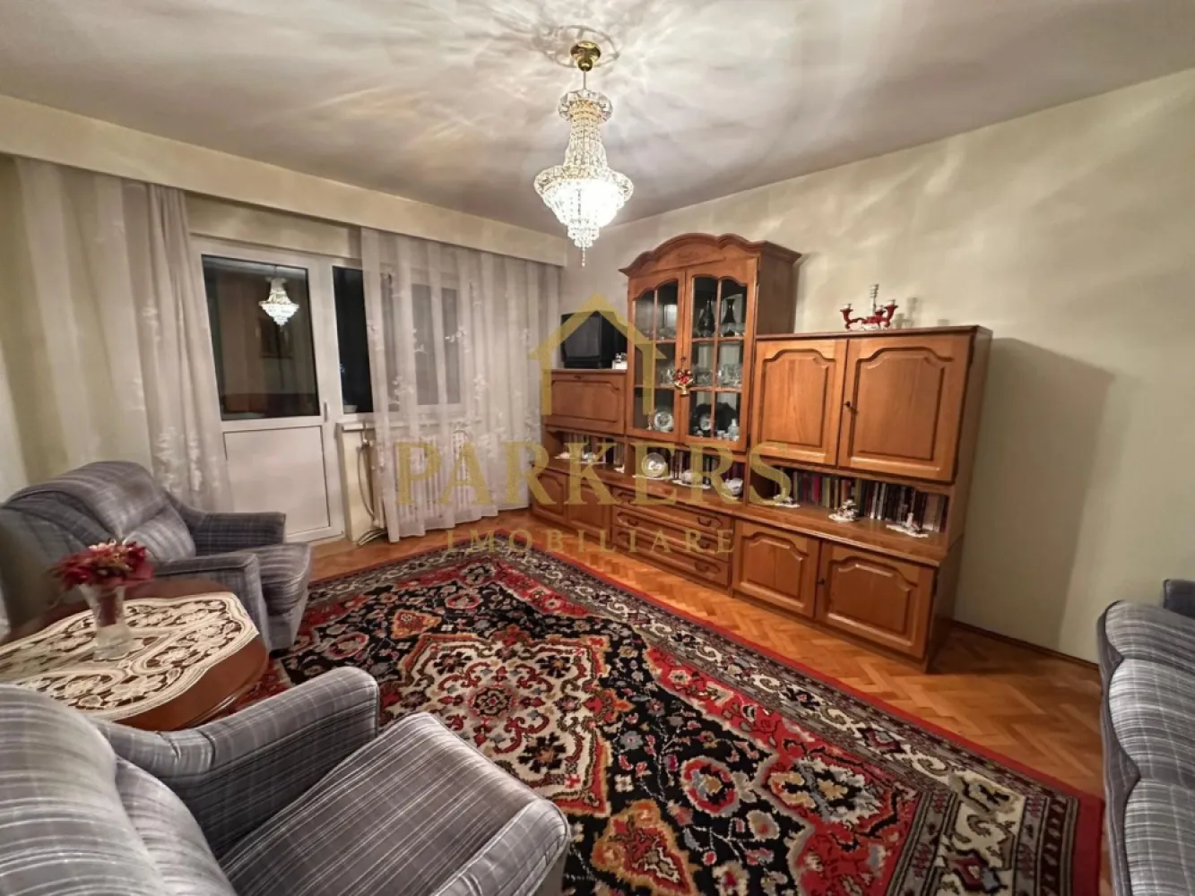 Apartament decomandat 3 camere etaj intermediar zona Manastur Cluj - Parkers Imobiliare propune spre vânzare un apartament cu 3 camere, situat în cartierul Mănăștur din Cluj-Napoca, într-o zonă foarte bine cotată datorită accesului rapid la transportul în comun, magazine, școli, grădinițe și alte puncte de interes. Apartamentul se află într-un imobil cu 10 etaje, bine întreținut, dotat cu lift și acces cu rampă pentru persoane cu dizabilități, ceea ce îl face potrivit pentru orice categorie de vârstă.

Proprietatea este poziționată la etajul 3 și beneficiază de o suprafață utilă de 74 mp. Compartimentarea este decomandată, oferind confort și funcționalitate pentru o familie sau pentru investiție. Apartamentul dispune de trei camere luminoase, bucătărie separată și o baie. Un avantaj important îl reprezintă cele trei balcoane, care oferă suplimentar spațiu pentru relaxare, depozitare sau amenajări personalizate.

Imobilul oferă posibilitatea închirierii unui loc de parcare de la Primărie, un beneficiu important într-o zonă cu trafic intens. Apartamentul este într-o stare modestă, fiind ideal pentru cei care doresc să îl renoveze și să îl amenajeze după propriul stil.

Vecinătatea este liniștită, bine administrată, iar zona este extrem de accesibilă, având legături directe spre centrul orașului, precum și spre principalele artere.

Acest apartament reprezintă o oportunitate excelentă atât pentru locuire, cât și ca investiție sigură pe termen lung.

Pentru mai multe detalii sau pentru programarea unei vizionări, Parkers Imobiliare vă stă la dispoziție.