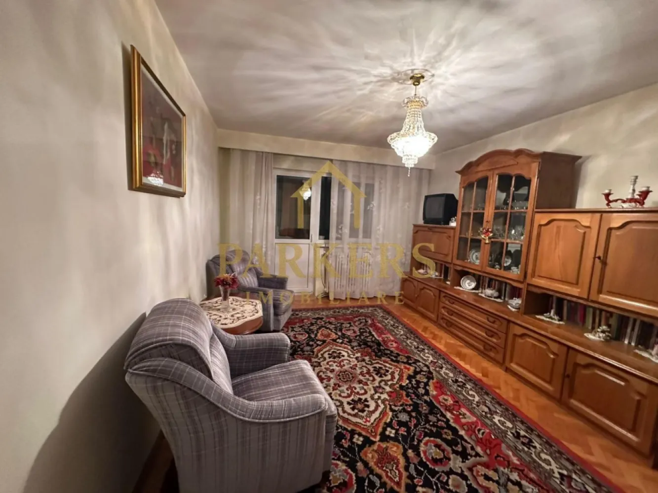 Apartament decomandat 3 camere etaj intermediar zona Manastur Cluj - Parkers Imobiliare propune spre vânzare un apartament cu 3 camere, situat în cartierul Mănăștur din Cluj-Napoca, într-o zonă foarte bine cotată datorită accesului rapid la transportul în comun, magazine, școli, grădinițe și alte puncte de interes. Apartamentul se află într-un imobil cu 10 etaje, bine întreținut, dotat cu lift și acces cu rampă pentru persoane cu dizabilități, ceea ce îl face potrivit pentru orice categorie de vârstă.

Proprietatea este poziționată la etajul 3 și beneficiază de o suprafață utilă de 74 mp. Compartimentarea este decomandată, oferind confort și funcționalitate pentru o familie sau pentru investiție. Apartamentul dispune de trei camere luminoase, bucătărie separată și o baie. Un avantaj important îl reprezintă cele trei balcoane, care oferă suplimentar spațiu pentru relaxare, depozitare sau amenajări personalizate.

Imobilul oferă posibilitatea închirierii unui loc de parcare de la Primărie, un beneficiu important într-o zonă cu trafic intens. Apartamentul este într-o stare modestă, fiind ideal pentru cei care doresc să îl renoveze și să îl amenajeze după propriul stil.

Vecinătatea este liniștită, bine administrată, iar zona este extrem de accesibilă, având legături directe spre centrul orașului, precum și spre principalele artere.

Acest apartament reprezintă o oportunitate excelentă atât pentru locuire, cât și ca investiție sigură pe termen lung.

Pentru mai multe detalii sau pentru programarea unei vizionări, Parkers Imobiliare vă stă la dispoziție.