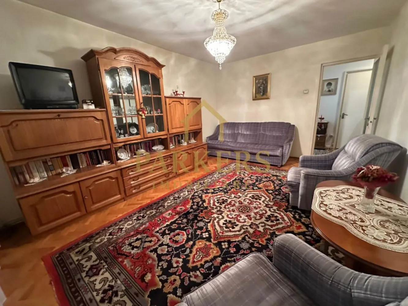 Apartament decomandat 3 camere etaj intermediar zona Manastur Cluj - Parkers Imobiliare propune spre vânzare un apartament cu 3 camere, situat în cartierul Mănăștur din Cluj-Napoca, într-o zonă foarte bine cotată datorită accesului rapid la transportul în comun, magazine, școli, grădinițe și alte puncte de interes. Apartamentul se află într-un imobil cu 10 etaje, bine întreținut, dotat cu lift și acces cu rampă pentru persoane cu dizabilități, ceea ce îl face potrivit pentru orice categorie de vârstă.

Proprietatea este poziționată la etajul 3 și beneficiază de o suprafață utilă de 74 mp. Compartimentarea este decomandată, oferind confort și funcționalitate pentru o familie sau pentru investiție. Apartamentul dispune de trei camere luminoase, bucătărie separată și o baie. Un avantaj important îl reprezintă cele trei balcoane, care oferă suplimentar spațiu pentru relaxare, depozitare sau amenajări personalizate.

Imobilul oferă posibilitatea închirierii unui loc de parcare de la Primărie, un beneficiu important într-o zonă cu trafic intens. Apartamentul este într-o stare modestă, fiind ideal pentru cei care doresc să îl renoveze și să îl amenajeze după propriul stil.

Vecinătatea este liniștită, bine administrată, iar zona este extrem de accesibilă, având legături directe spre centrul orașului, precum și spre principalele artere.

Acest apartament reprezintă o oportunitate excelentă atât pentru locuire, cât și ca investiție sigură pe termen lung.

Pentru mai multe detalii sau pentru programarea unei vizionări, Parkers Imobiliare vă stă la dispoziție.