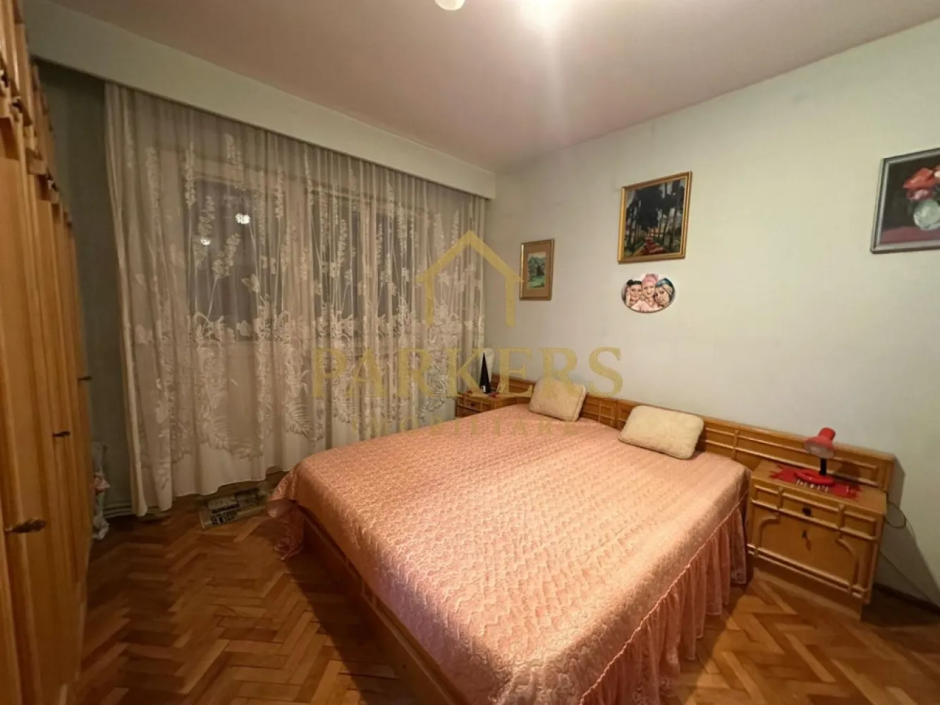 Apartament decomandat 3 camere etaj intermediar zona Manastur Cluj - Parkers Imobiliare propune spre vânzare un apartament cu 3 camere, situat în cartierul Mănăștur din Cluj-Napoca, într-o zonă foarte bine cotată datorită accesului rapid la transportul în comun, magazine, școli, grădinițe și alte puncte de interes. Apartamentul se află într-un imobil cu 10 etaje, bine întreținut, dotat cu lift și acces cu rampă pentru persoane cu dizabilități, ceea ce îl face potrivit pentru orice categorie de vârstă.

Proprietatea este poziționată la etajul 3 și beneficiază de o suprafață utilă de 74 mp. Compartimentarea este decomandată, oferind confort și funcționalitate pentru o familie sau pentru investiție. Apartamentul dispune de trei camere luminoase, bucătărie separată și o baie. Un avantaj important îl reprezintă cele trei balcoane, care oferă suplimentar spațiu pentru relaxare, depozitare sau amenajări personalizate.

Imobilul oferă posibilitatea închirierii unui loc de parcare de la Primărie, un beneficiu important într-o zonă cu trafic intens. Apartamentul este într-o stare modestă, fiind ideal pentru cei care doresc să îl renoveze și să îl amenajeze după propriul stil.

Vecinătatea este liniștită, bine administrată, iar zona este extrem de accesibilă, având legături directe spre centrul orașului, precum și spre principalele artere.

Acest apartament reprezintă o oportunitate excelentă atât pentru locuire, cât și ca investiție sigură pe termen lung.

Pentru mai multe detalii sau pentru programarea unei vizionări, Parkers Imobiliare vă stă la dispoziție.
