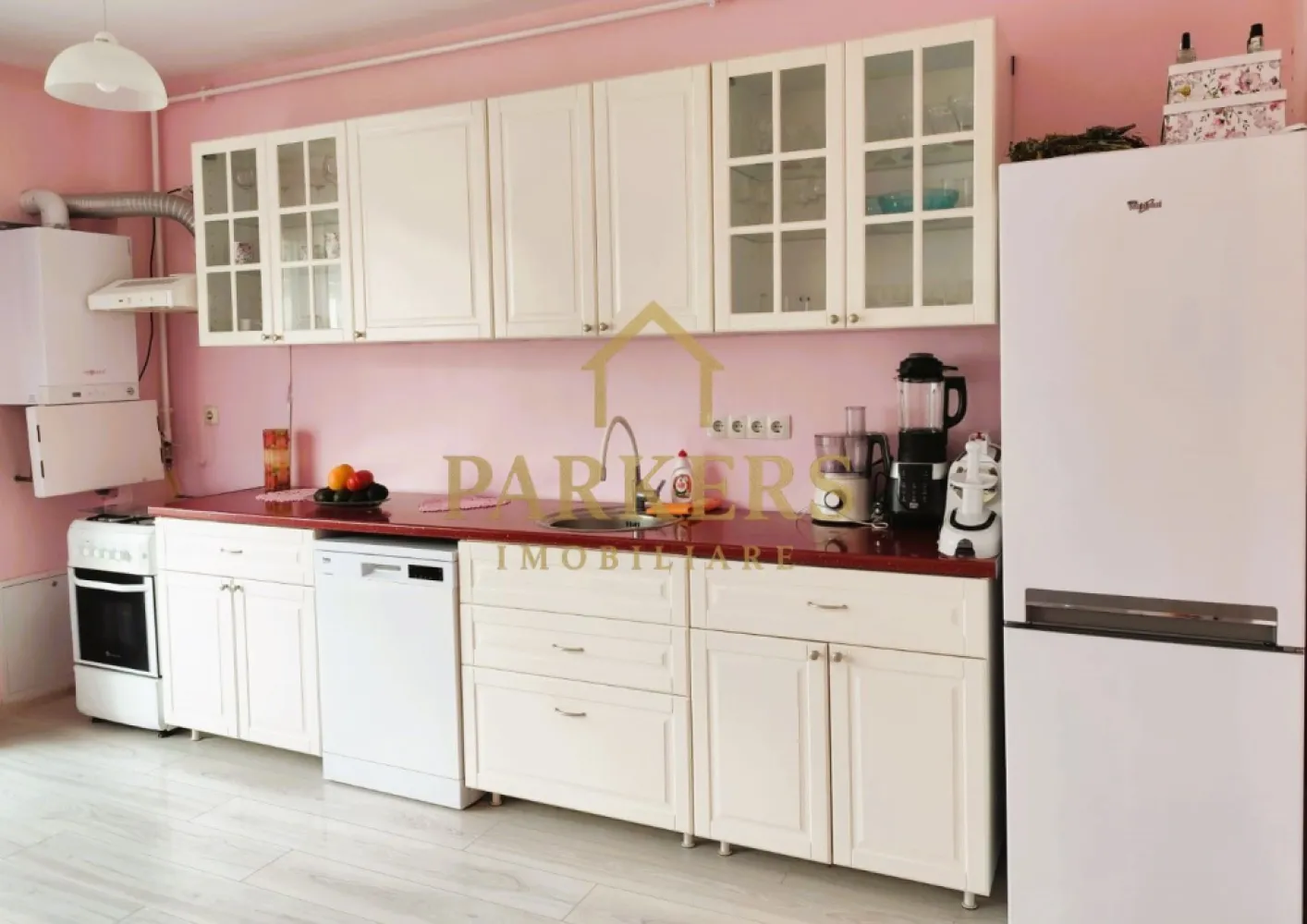 Apartament 2 camere decomandat 53mp de vanzare in Floresti - Parkers Imobiliare propune spre vânzare un apartament cu 2 camere, complet mobilat și utilat, situat într-o zonă deosebit de liniștită și verde, în ansamblul rezidențial Foresta Residence, chiar lângă pădure și Parcul Sportiv.
Apartamentul este amplasat la etajul 1 din 3, într-un imobil construit în anul 2016, cu izolație foarte bună, ceea ce asigură costuri reduse de întreținere, inclusiv pentru încălzire.
Suprafața utilă este de 53 mp, la care se adaugă un balcon de 5 mp, compartimentarea fiind practică și modernă:
- living cu bucătărie open-space
- dormitor
- baie
- debara
- cămară
- dressing
- balcon

Locuința se vinde mobilată și utilată, fiind ideală atât pentru locuit, cât și pentru investiție. Beneficiază de priveliște frumoasă, multă lumină naturală și vecini civilizați, într-un cadru natural excelent pentru relaxare.
Zona oferă acces facil către puncte de interes, spații de recreere și trasee de plimbare, fiind o alegere excelentă pentru cei care își doresc confort urban într-un cadru natural.
Pentru mai multe informații sau pentru programarea unei vizionări, vă invităm să contactați Parkers Imobiliare.