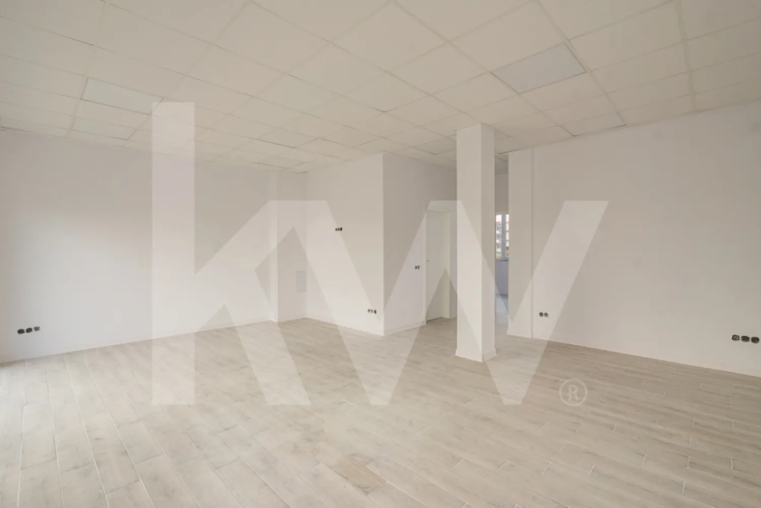 Spațiu comercial, finisat, vitrina, parcare – Doamna Stanca–Dedeman, disponibil acum - Vă propun spre închiriere un spațiu comercial situat la parterul unui bloc nou, finalizat în 2025, în zona Doamna Stanca – Dedeman, una dintre cele mai dinamice artere comerciale din zonă.Spațiul are o suprafață utilă de 64 mp, este compartimentat și finisat, fiind pregătit pentru preluare imediată. Accesul se realizează direct din strada Doamna Stanca, prin două uși de intrare, oferind vizibilitate excelentă și flux natural de clienți.&nbsp;Beneficiază de 1 loc de parcare dedicat și acces la parcările disponibile ale ansamblului rezidențial. Este potrivit pentru o gamă largă de activități: – farmacie – salon de înfrumusețare (barber, frizerie, cosmetică, manichiură) – sediu firmă – magazin alimentar – showroom – magazin piese auto – centru de recoltare analize – alte activități comerciale sau de servicii.Chiriașul beneficiază de 30 de zile perioadă de grație pentru amenajare și obținerea autorizațiilor. Se solicită garanție echivalentă cu 2 luni de chirie. Spațiul este disponibil imediat.&nbsp;Contactați-mă pentru vizionare și pentru a vă asigura cel mai potrivit loc pentru dezvoltarea afacerii dumneavoastră.Razvan Radomir - Keller Williams Sibiu