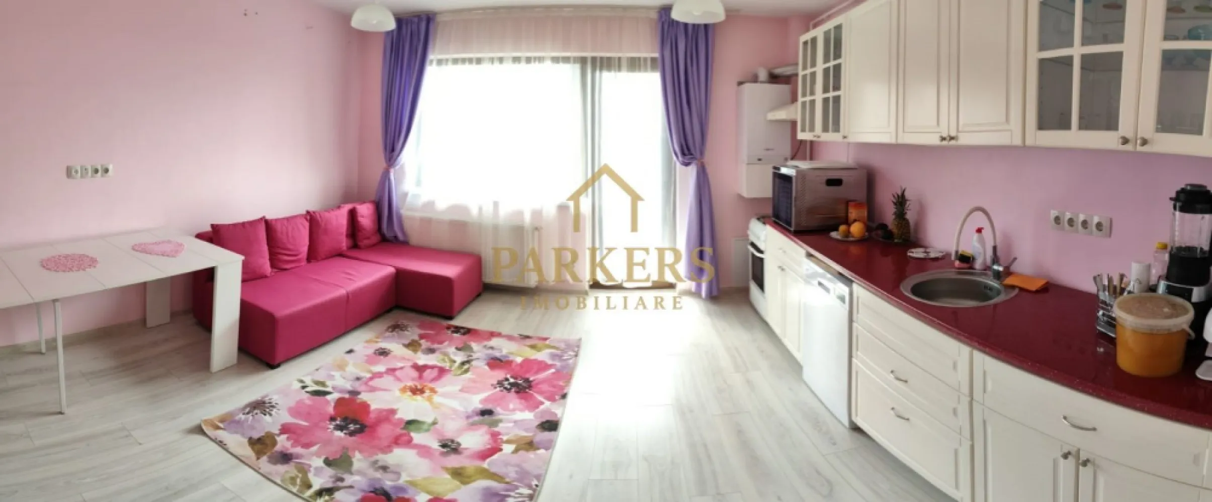Apartament 2 camere decomandat 53mp de vanzare in Floresti - Parkers Imobiliare propune spre vânzare un apartament cu 2 camere, complet mobilat și utilat, situat într-o zonă deosebit de liniștită și verde, în ansamblul rezidențial Foresta Residence, chiar lângă pădure și Parcul Sportiv.
Apartamentul este amplasat la etajul 1 din 3, într-un imobil construit în anul 2016, cu izolație foarte bună, ceea ce asigură costuri reduse de întreținere, inclusiv pentru încălzire.
Suprafața utilă este de 53 mp, la care se adaugă un balcon de 5 mp, compartimentarea fiind practică și modernă:
- living cu bucătărie open-space
- dormitor
- baie
- debara
- cămară
- dressing
- balcon

Locuința se vinde mobilată și utilată, fiind ideală atât pentru locuit, cât și pentru investiție. Beneficiază de priveliște frumoasă, multă lumină naturală și vecini civilizați, într-un cadru natural excelent pentru relaxare.
Zona oferă acces facil către puncte de interes, spații de recreere și trasee de plimbare, fiind o alegere excelentă pentru cei care își doresc confort urban într-un cadru natural.
Pentru mai multe informații sau pentru programarea unei vizionări, vă invităm să contactați Parkers Imobiliare.