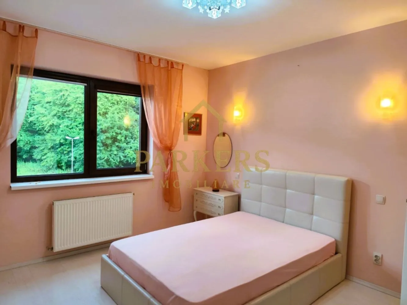 Apartament 2 camere decomandat 53mp de vanzare in Floresti - Parkers Imobiliare propune spre vânzare un apartament cu 2 camere, complet mobilat și utilat, situat într-o zonă deosebit de liniștită și verde, în ansamblul rezidențial Foresta Residence, chiar lângă pădure și Parcul Sportiv.
Apartamentul este amplasat la etajul 1 din 3, într-un imobil construit în anul 2016, cu izolație foarte bună, ceea ce asigură costuri reduse de întreținere, inclusiv pentru încălzire.
Suprafața utilă este de 53 mp, la care se adaugă un balcon de 5 mp, compartimentarea fiind practică și modernă:
- living cu bucătărie open-space
- dormitor
- baie
- debara
- cămară
- dressing
- balcon

Locuința se vinde mobilată și utilată, fiind ideală atât pentru locuit, cât și pentru investiție. Beneficiază de priveliște frumoasă, multă lumină naturală și vecini civilizați, într-un cadru natural excelent pentru relaxare.
Zona oferă acces facil către puncte de interes, spații de recreere și trasee de plimbare, fiind o alegere excelentă pentru cei care își doresc confort urban într-un cadru natural.
Pentru mai multe informații sau pentru programarea unei vizionări, vă invităm să contactați Parkers Imobiliare.