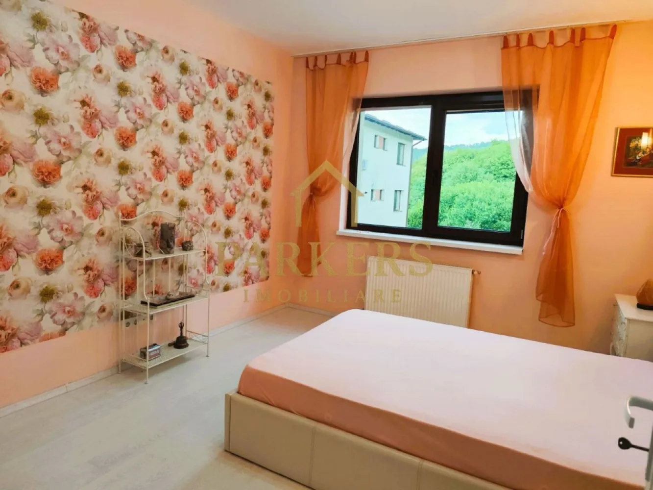 Apartament 2 camere decomandat 53mp de vanzare in Floresti - Parkers Imobiliare propune spre vânzare un apartament cu 2 camere, complet mobilat și utilat, situat într-o zonă deosebit de liniștită și verde, în ansamblul rezidențial Foresta Residence, chiar lângă pădure și Parcul Sportiv.
Apartamentul este amplasat la etajul 1 din 3, într-un imobil construit în anul 2016, cu izolație foarte bună, ceea ce asigură costuri reduse de întreținere, inclusiv pentru încălzire.
Suprafața utilă este de 53 mp, la care se adaugă un balcon de 5 mp, compartimentarea fiind practică și modernă:
- living cu bucătărie open-space
- dormitor
- baie
- debara
- cămară
- dressing
- balcon

Locuința se vinde mobilată și utilată, fiind ideală atât pentru locuit, cât și pentru investiție. Beneficiază de priveliște frumoasă, multă lumină naturală și vecini civilizați, într-un cadru natural excelent pentru relaxare.
Zona oferă acces facil către puncte de interes, spații de recreere și trasee de plimbare, fiind o alegere excelentă pentru cei care își doresc confort urban într-un cadru natural.
Pentru mai multe informații sau pentru programarea unei vizionări, vă invităm să contactați Parkers Imobiliare.