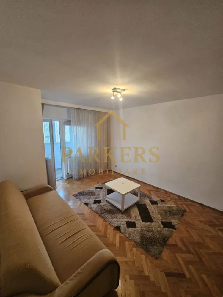 Apartament 2 camere de vanzare 50mp utili in Manastur Cluj-Napoca - Parkers Imobiliare propune spre vânzare un apartament cu 2 camere decomandate, situat în cartierul Mănăștur – Calea Florești, într-o zonă liniștită, pe partea opusă față de strada principală.
Apartamentul are o suprafață utilă de 49 mp, la care se adaugă un balcon de 5 mp, și este amplasat la etaj intermediar (etajul 8 din 10), într-un imobil cu lift. Locuința este finisată și se vinde semimobilată, fiind ideală atât pentru locuit, cât și pentru investiție.
Compartimentarea este practică și funcțională, fiind compusă din: hol de acces, bucătărie separată, living, dormitor, baie și balcon. Apartamentul beneficiază de centrală termică proprie, asigurând confort termic și costuri eficiente de întreținere.
Zona oferă acces facil la mijloacele de transport în comun, precum și proximitate față de școli, grădinițe, magazine și alte puncte de interes, făcând această proprietate potrivită pentru cupluri, familii sau pentru închiriere.
Pentru mai multe detalii sau pentru programarea unei vizionări, vă stăm cu drag la dispoziție.