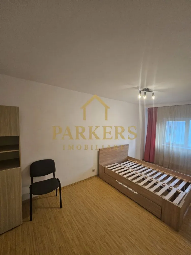 Apartament 2 camere de vanzare 50mp utili in Manastur Cluj-Napoca - Parkers Imobiliare propune spre vânzare un apartament cu 2 camere decomandate, situat în cartierul Mănăștur – Calea Florești, într-o zonă liniștită, pe partea opusă față de strada principală.
Apartamentul are o suprafață utilă de 49 mp, la care se adaugă un balcon de 5 mp, și este amplasat la etaj intermediar (etajul 8 din 10), într-un imobil cu lift. Locuința este finisată și se vinde semimobilată, fiind ideală atât pentru locuit, cât și pentru investiție.
Compartimentarea este practică și funcțională, fiind compusă din: hol de acces, bucătărie separată, living, dormitor, baie și balcon. Apartamentul beneficiază de centrală termică proprie, asigurând confort termic și costuri eficiente de întreținere.
Zona oferă acces facil la mijloacele de transport în comun, precum și proximitate față de școli, grădinițe, magazine și alte puncte de interes, făcând această proprietate potrivită pentru cupluri, familii sau pentru închiriere.
Pentru mai multe detalii sau pentru programarea unei vizionări, vă stăm cu drag la dispoziție.