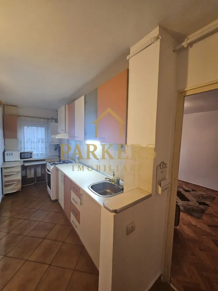 Apartament 2 camere de vanzare 50mp utili in Manastur Cluj-Napoca - Parkers Imobiliare propune spre vânzare un apartament cu 2 camere decomandate, situat în cartierul Mănăștur – Calea Florești, într-o zonă liniștită, pe partea opusă față de strada principală.
Apartamentul are o suprafață utilă de 49 mp, la care se adaugă un balcon de 5 mp, și este amplasat la etaj intermediar (etajul 8 din 10), într-un imobil cu lift. Locuința este finisată și se vinde semimobilată, fiind ideală atât pentru locuit, cât și pentru investiție.
Compartimentarea este practică și funcțională, fiind compusă din: hol de acces, bucătărie separată, living, dormitor, baie și balcon. Apartamentul beneficiază de centrală termică proprie, asigurând confort termic și costuri eficiente de întreținere.
Zona oferă acces facil la mijloacele de transport în comun, precum și proximitate față de școli, grădinițe, magazine și alte puncte de interes, făcând această proprietate potrivită pentru cupluri, familii sau pentru închiriere.
Pentru mai multe detalii sau pentru programarea unei vizionări, vă stăm cu drag la dispoziție.
