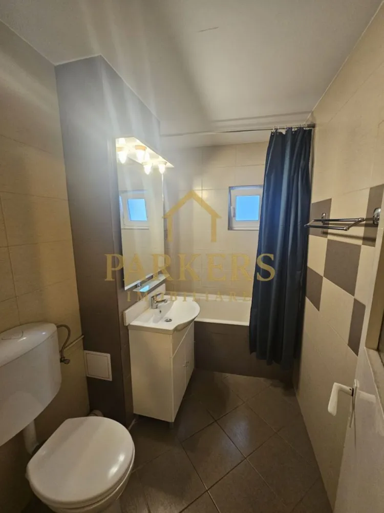 Apartament 2 camere de vanzare 50mp utili in Manastur Cluj-Napoca - Parkers Imobiliare propune spre vânzare un apartament cu 2 camere decomandate, situat în cartierul Mănăștur – Calea Florești, într-o zonă liniștită, pe partea opusă față de strada principală.
Apartamentul are o suprafață utilă de 49 mp, la care se adaugă un balcon de 5 mp, și este amplasat la etaj intermediar (etajul 8 din 10), într-un imobil cu lift. Locuința este finisată și se vinde semimobilată, fiind ideală atât pentru locuit, cât și pentru investiție.
Compartimentarea este practică și funcțională, fiind compusă din: hol de acces, bucătărie separată, living, dormitor, baie și balcon. Apartamentul beneficiază de centrală termică proprie, asigurând confort termic și costuri eficiente de întreținere.
Zona oferă acces facil la mijloacele de transport în comun, precum și proximitate față de școli, grădinițe, magazine și alte puncte de interes, făcând această proprietate potrivită pentru cupluri, familii sau pentru închiriere.
Pentru mai multe detalii sau pentru programarea unei vizionări, vă stăm cu drag la dispoziție.