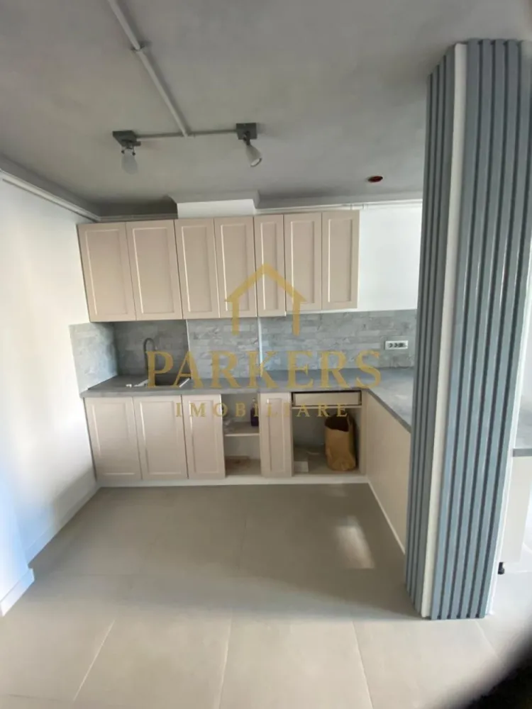 Apartament 2 camere premium complet renovat Manastur la parter - Parkers Imobiliare propune spre vânzare un apartament cu 1 cameră, situat în cartierul Mănăștur, la parterul unui imobil, ideal atât pentru locuință proprie, cât și pentru investiție.
Apartamentul are o suprafață utilă de 39,74 mp și este compartimentat eficient, fiind compus din: hol, baie, dormitor, living cu bucătărie open-space și balcon. Proprietatea a beneficiat de renovare completă, realizată cu materiale și finisaje de calitate superioară, toate lucrările fiind executate de profesioniști în domeniu.
Instalația electrică a fost înlocuită integral, utilizând conductori din cupru, iar instalația sanitară este nouă, realizată cu țevi TECE, inclusiv cadru WC suspendat TECE. Apartamentul dispune de cabluri de internet și TV trase prin pereți, precum și de aparataj electric modular Schneider.
Bucătăria este mobilată, finisajele includ gresie import Italia, geamuri termopan noi, iar confortul termic este asigurat de centrală termică nouă Viessmann cu control WiFi și radiatoare Purmo. Apartamentul beneficiază de aer condiționat nou cu WiFi, atât în zona de zi, cât și în dormitor.
Baia este modern amenajată, cu duș walk-in, delimitat prin sticlă securizată de 8 mm, lavoar și WC suspendat, ventilator, precum și oglindă cu funcție de dezaburire, iluminare cu bec inteligent WiFi și priză.
Dormitorul este finisat cu parchet masiv din stejar, iar balconul este izolat exterior, oferind un plus de confort. În completare, apartamentul dispune de o boxă spațioasă la subsol, poziționată chiar sub apartament.
Proprietatea reprezintă o oportunitate excelentă pentru cei care își doresc un apartament modern, atent finisat, într-o zonă bine cotată a cartierului Mănăștur.
Pentru informații suplimentare sau programarea unei vizionări, Parkers Imobiliare vă stă la dispoziție.