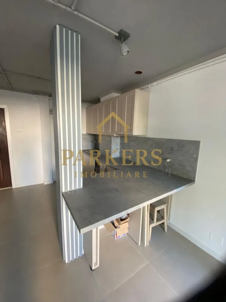 Apartament 2 camere premium complet renovat Manastur la parter - Parkers Imobiliare propune spre vânzare un apartament cu 1 cameră, situat în cartierul Mănăștur, la parterul unui imobil, ideal atât pentru locuință proprie, cât și pentru investiție.
Apartamentul are o suprafață utilă de 39,74 mp și este compartimentat eficient, fiind compus din: hol, baie, dormitor, living cu bucătărie open-space și balcon. Proprietatea a beneficiat de renovare completă, realizată cu materiale și finisaje de calitate superioară, toate lucrările fiind executate de profesioniști în domeniu.
Instalația electrică a fost înlocuită integral, utilizând conductori din cupru, iar instalația sanitară este nouă, realizată cu țevi TECE, inclusiv cadru WC suspendat TECE. Apartamentul dispune de cabluri de internet și TV trase prin pereți, precum și de aparataj electric modular Schneider.
Bucătăria este mobilată, finisajele includ gresie import Italia, geamuri termopan noi, iar confortul termic este asigurat de centrală termică nouă Viessmann cu control WiFi și radiatoare Purmo. Apartamentul beneficiază de aer condiționat nou cu WiFi, atât în zona de zi, cât și în dormitor.
Baia este modern amenajată, cu duș walk-in, delimitat prin sticlă securizată de 8 mm, lavoar și WC suspendat, ventilator, precum și oglindă cu funcție de dezaburire, iluminare cu bec inteligent WiFi și priză.
Dormitorul este finisat cu parchet masiv din stejar, iar balconul este izolat exterior, oferind un plus de confort. În completare, apartamentul dispune de o boxă spațioasă la subsol, poziționată chiar sub apartament.
Proprietatea reprezintă o oportunitate excelentă pentru cei care își doresc un apartament modern, atent finisat, într-o zonă bine cotată a cartierului Mănăștur.
Pentru informații suplimentare sau programarea unei vizionări, Parkers Imobiliare vă stă la dispoziție.