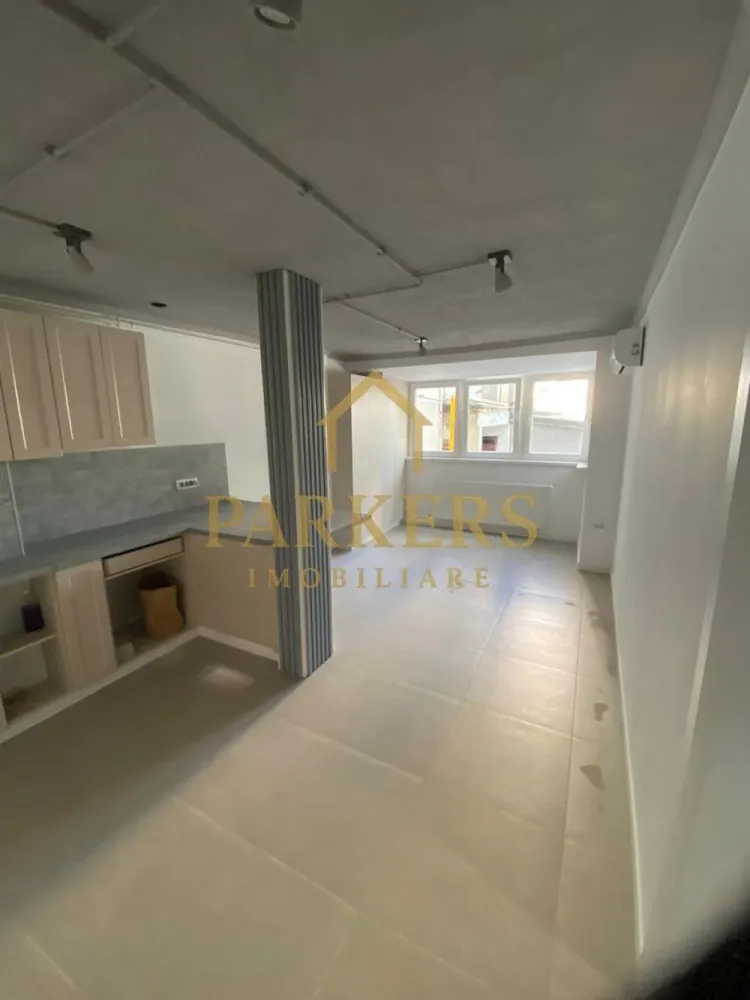 Apartament 2 camere premium complet renovat Manastur la parter - Parkers Imobiliare propune spre vânzare un apartament cu 1 cameră, situat în cartierul Mănăștur, la parterul unui imobil, ideal atât pentru locuință proprie, cât și pentru investiție.
Apartamentul are o suprafață utilă de 39,74 mp și este compartimentat eficient, fiind compus din: hol, baie, dormitor, living cu bucătărie open-space și balcon. Proprietatea a beneficiat de renovare completă, realizată cu materiale și finisaje de calitate superioară, toate lucrările fiind executate de profesioniști în domeniu.
Instalația electrică a fost înlocuită integral, utilizând conductori din cupru, iar instalația sanitară este nouă, realizată cu țevi TECE, inclusiv cadru WC suspendat TECE. Apartamentul dispune de cabluri de internet și TV trase prin pereți, precum și de aparataj electric modular Schneider.
Bucătăria este mobilată, finisajele includ gresie import Italia, geamuri termopan noi, iar confortul termic este asigurat de centrală termică nouă Viessmann cu control WiFi și radiatoare Purmo. Apartamentul beneficiază de aer condiționat nou cu WiFi, atât în zona de zi, cât și în dormitor.
Baia este modern amenajată, cu duș walk-in, delimitat prin sticlă securizată de 8 mm, lavoar și WC suspendat, ventilator, precum și oglindă cu funcție de dezaburire, iluminare cu bec inteligent WiFi și priză.
Dormitorul este finisat cu parchet masiv din stejar, iar balconul este izolat exterior, oferind un plus de confort. În completare, apartamentul dispune de o boxă spațioasă la subsol, poziționată chiar sub apartament.
Proprietatea reprezintă o oportunitate excelentă pentru cei care își doresc un apartament modern, atent finisat, într-o zonă bine cotată a cartierului Mănăștur.
Pentru informații suplimentare sau programarea unei vizionări, Parkers Imobiliare vă stă la dispoziție.