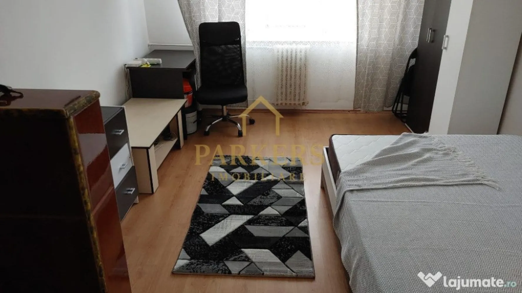 Garsoniera 22 mp utili etaj intermediar de vanzare in Manastur - Parkers Imobiliare propune spre vânzare o garsonieră, situată în cartierul Mănăștur la etajul II al unui imobil.
Garsoniera are o suprafață utilă de 22 mp și este compartimentată eficient, fiind compusă din cameră luminoasă cu pat dublu, bucătărie separată și baie cu cadă și duș. Se vinde mobilată și utilată, fiind dotată cu plită electrică, frigider, mașină de spălat și cafetieră, gata pentru utilizare imediată.
Unul dintre principalele avantaje ale proprietății este localizarea excelentă: la aproximativ 1,8 km de mers pe jos până la Cluj Arena (zona Untold), la 7 minute de stațiile de autobuz de pe Calea Florești și din Grigorescu, respectiv la 5 minute de stația de tramvai, cu acces rapid către centrul orașului (o stație până la Cluj Arena).
Imobilul este amplasat într-o zonă cu multiple puncte de interes în imediata apropiere: Liceul Sportiv, Profi City, Parcul Rozelor, 18 Gym, Restaurant Terasa Winners Sports Club, faleza Someșului și Parcul „Iuliu Hațieganu”. În vecinătate se află și Stele Pizza Delivery, iar în proximitate magazinele Penny, Supeco și restaurantul Nobori.
Datorită poziționării și accesului facil la mijloacele de transport și zonele de interes, această garsonieră reprezintă o opțiune excelentă pentru locuit sau investiție.
Pentru mai multe detalii sau programarea unei vizionări, Parkers Imobiliare vă stă la dispoziție.